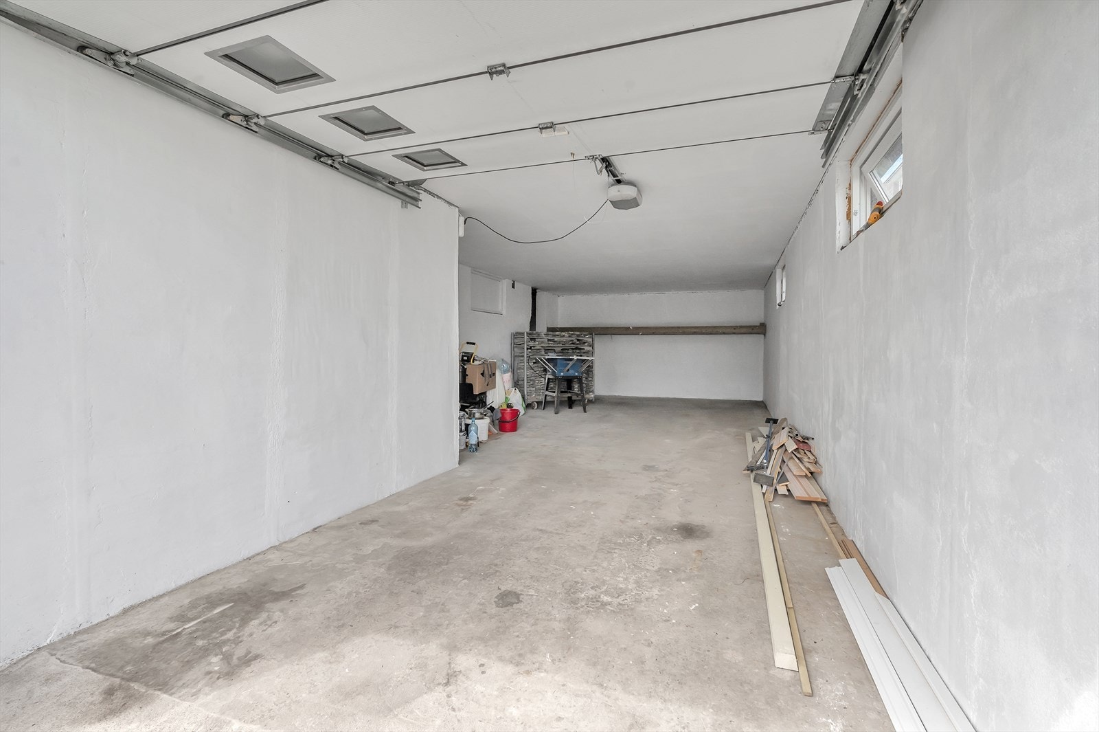 Garasjen framstår som svært romslig. Galleribilde