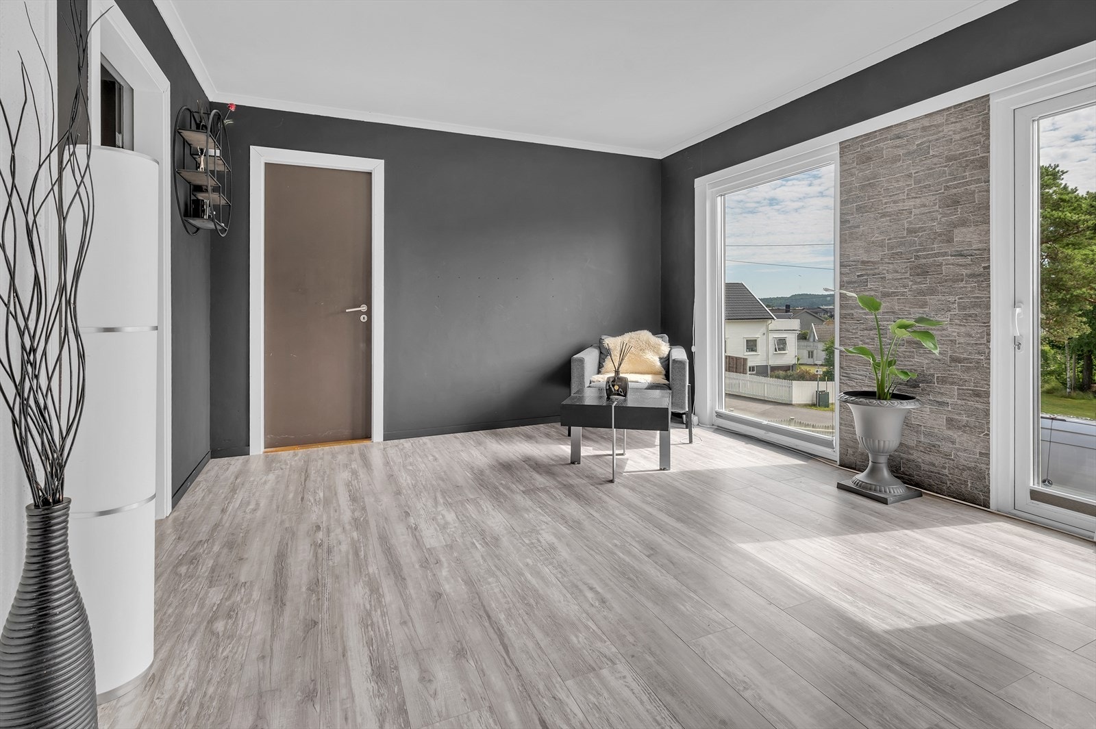 Romslig stue med store vindusflater. Det er noe sjøutsikt fra stuen, spesielt i vinterhalvåret. Galleribilde