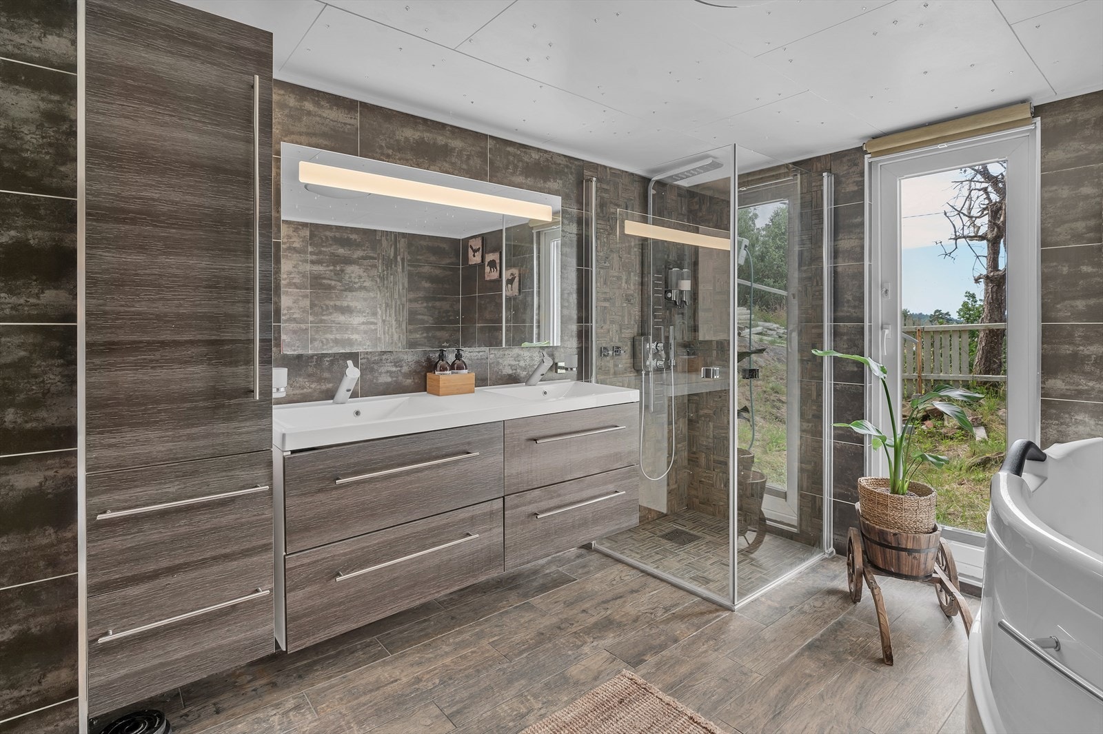 Badet er innredet med dobbeltservant. Galleribilde