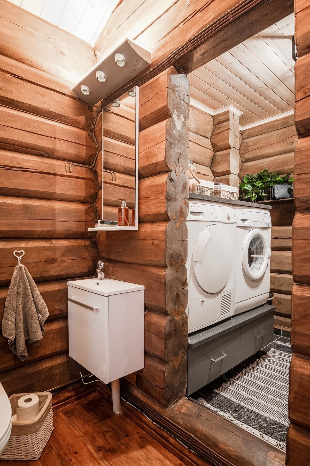 Praktisk vaskerom, samt dusj og wc. Galleribilde