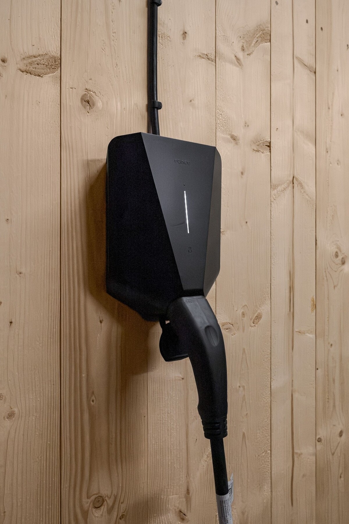 I garasjen er det elbil-lader. Galleribilde