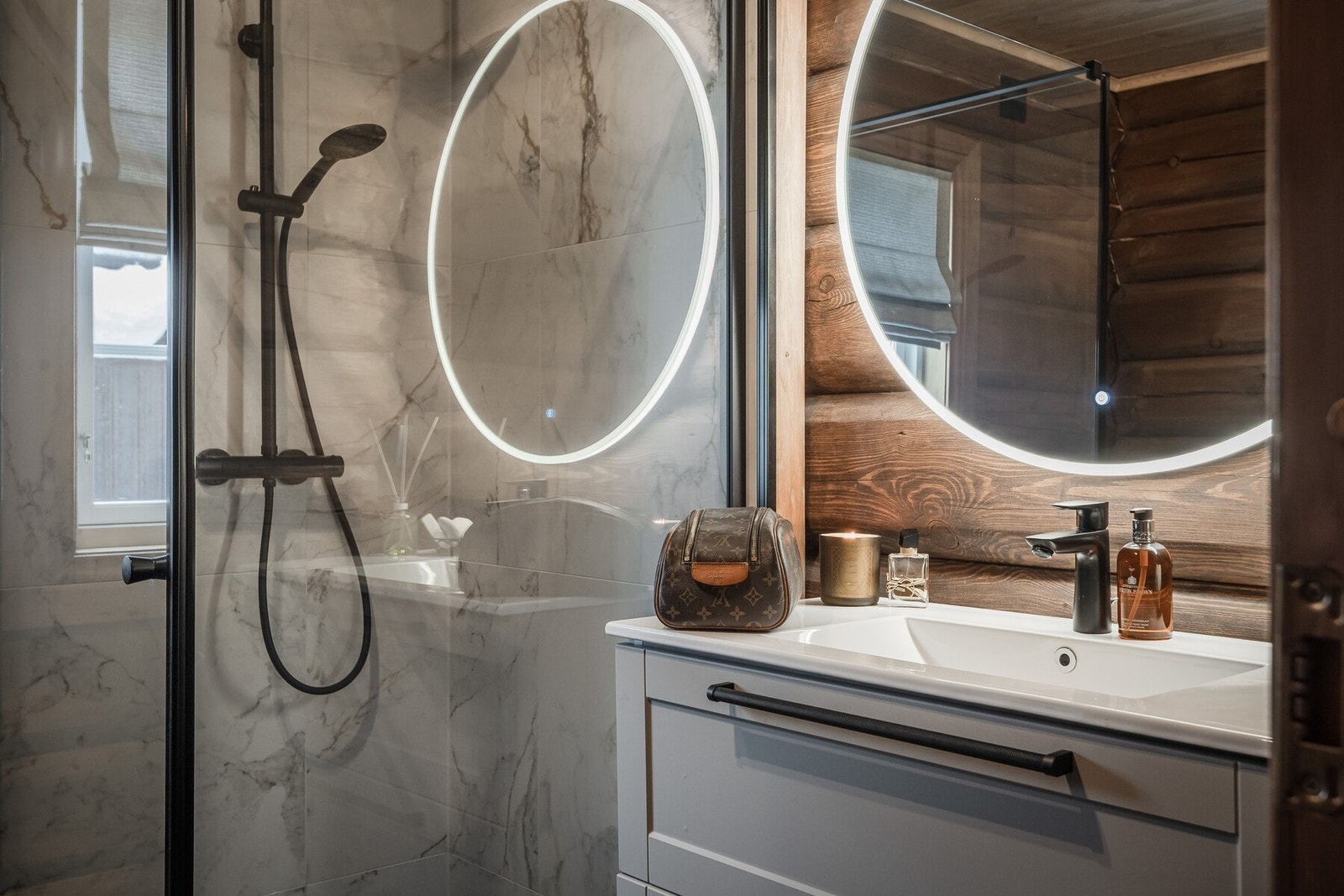 På badet er det speil med lys. Galleribilde