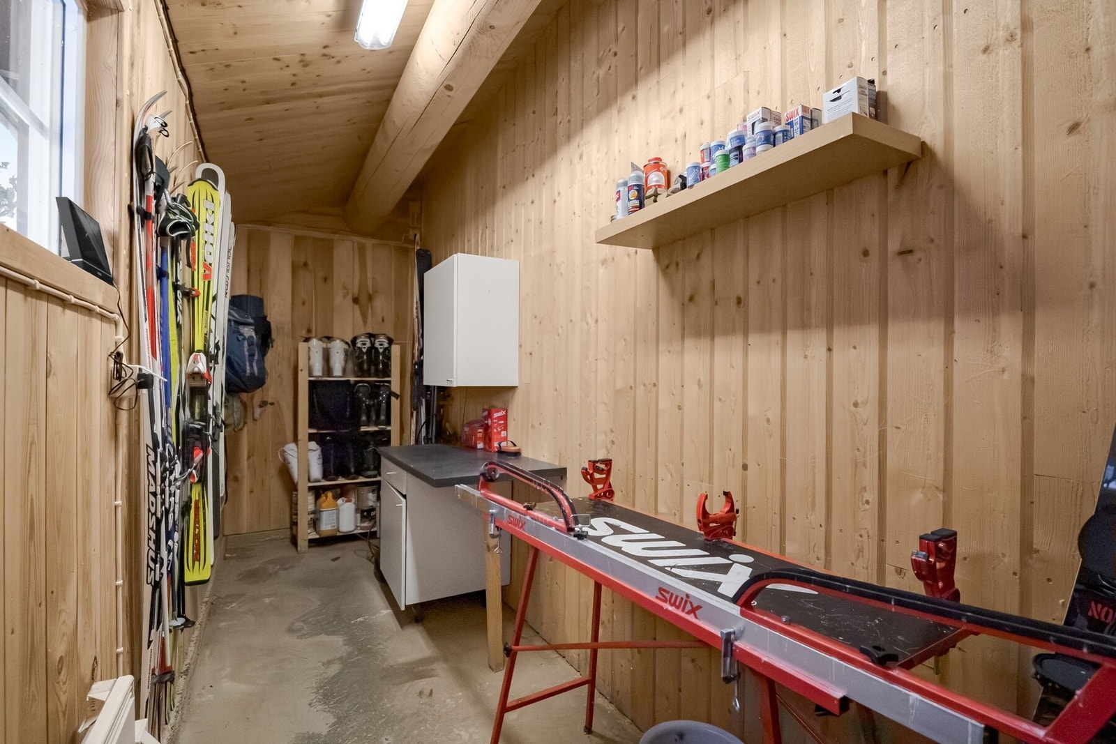 I garasjen er det eget prepperom, super praktisk! Galleribilde