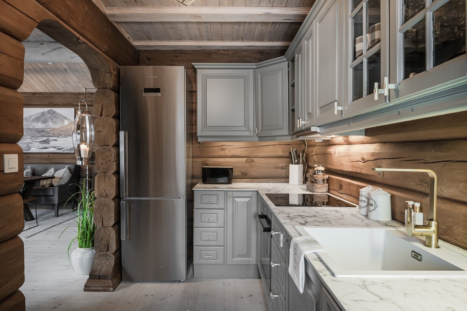 Delikat og stilig kjøkken med god skap- og benkeplass. Galleribilde