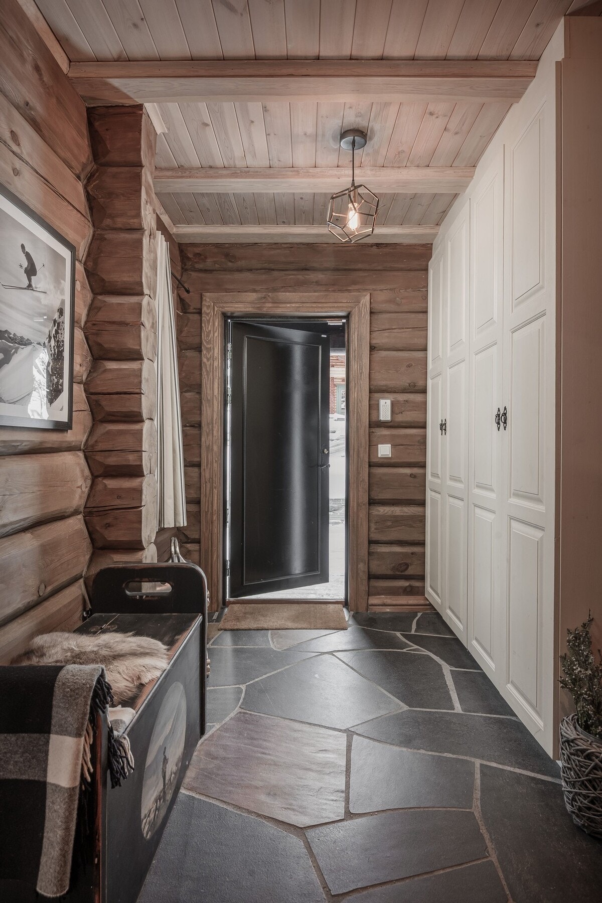 Romslig entré med plass til oppbevaring Galleribilde