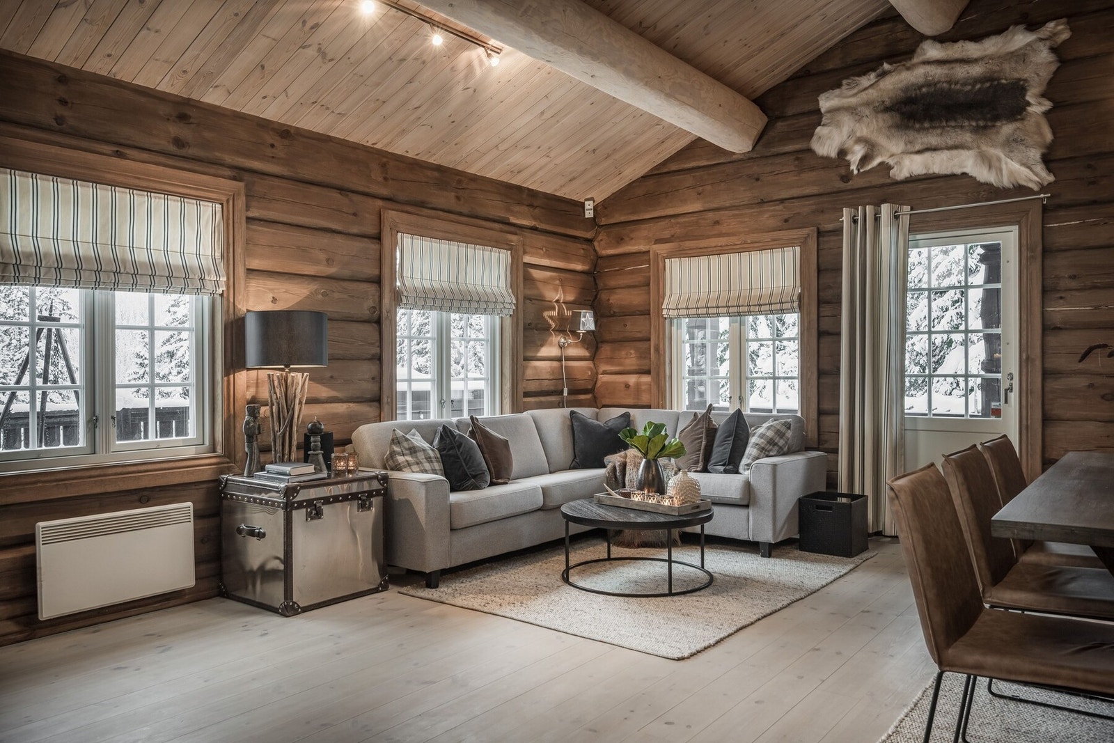 Store vindusflater gjør at hytta oppleves lys og luftig. Galleribilde