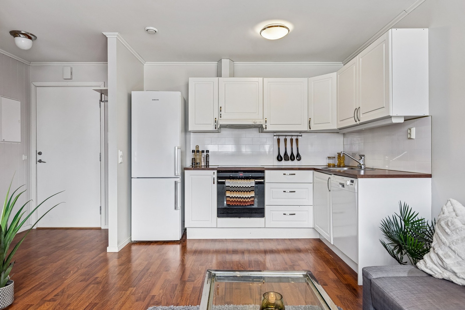 Kjøkkenet er utstyrt med integrerte hvitevarer og opplegg for oppvaskmaskin. Galleribilde