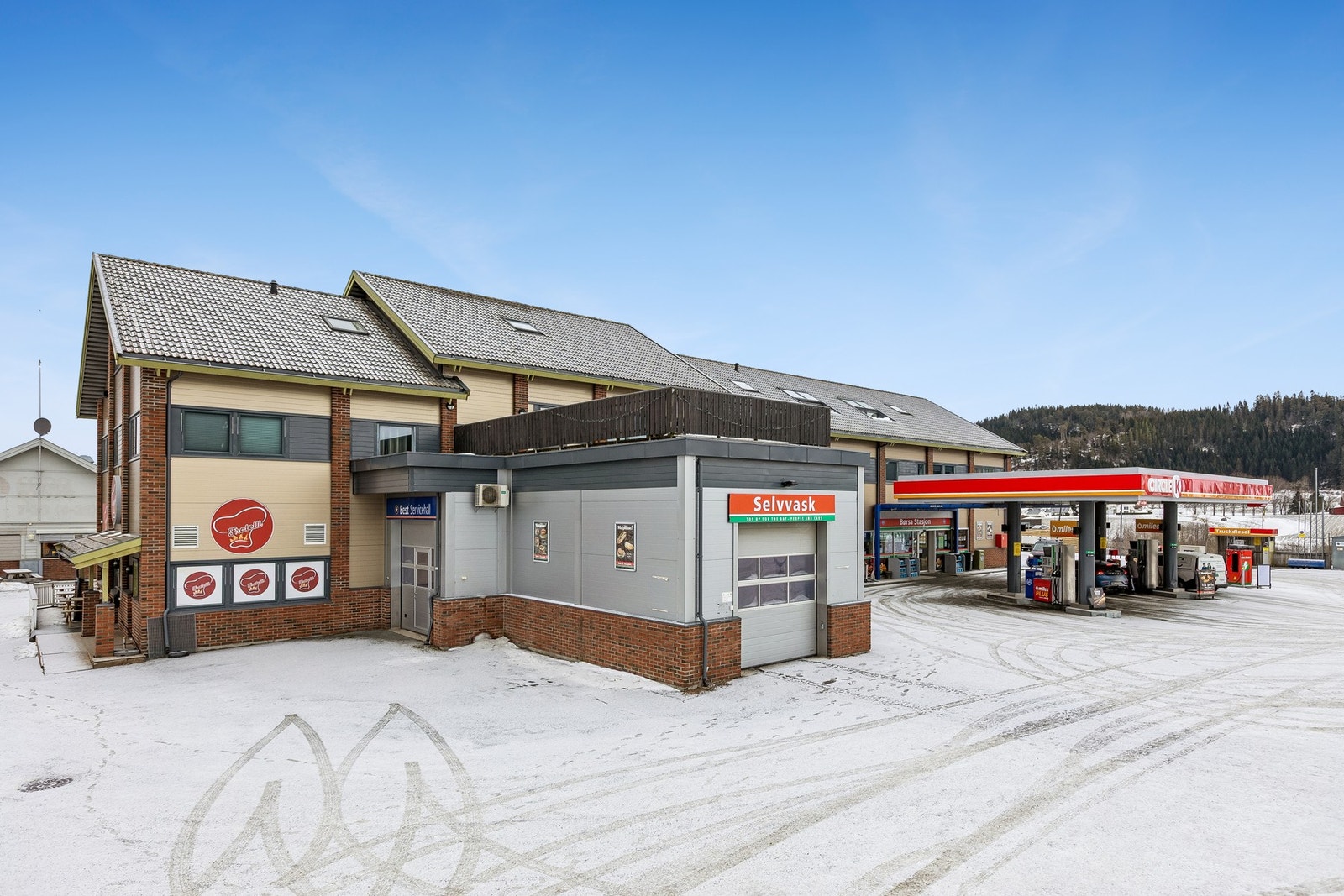 Parkering på felles biloppstillingsplass. Mulighet for å leie i parkeringshus såfremt til at det er ledig. Galleribilde