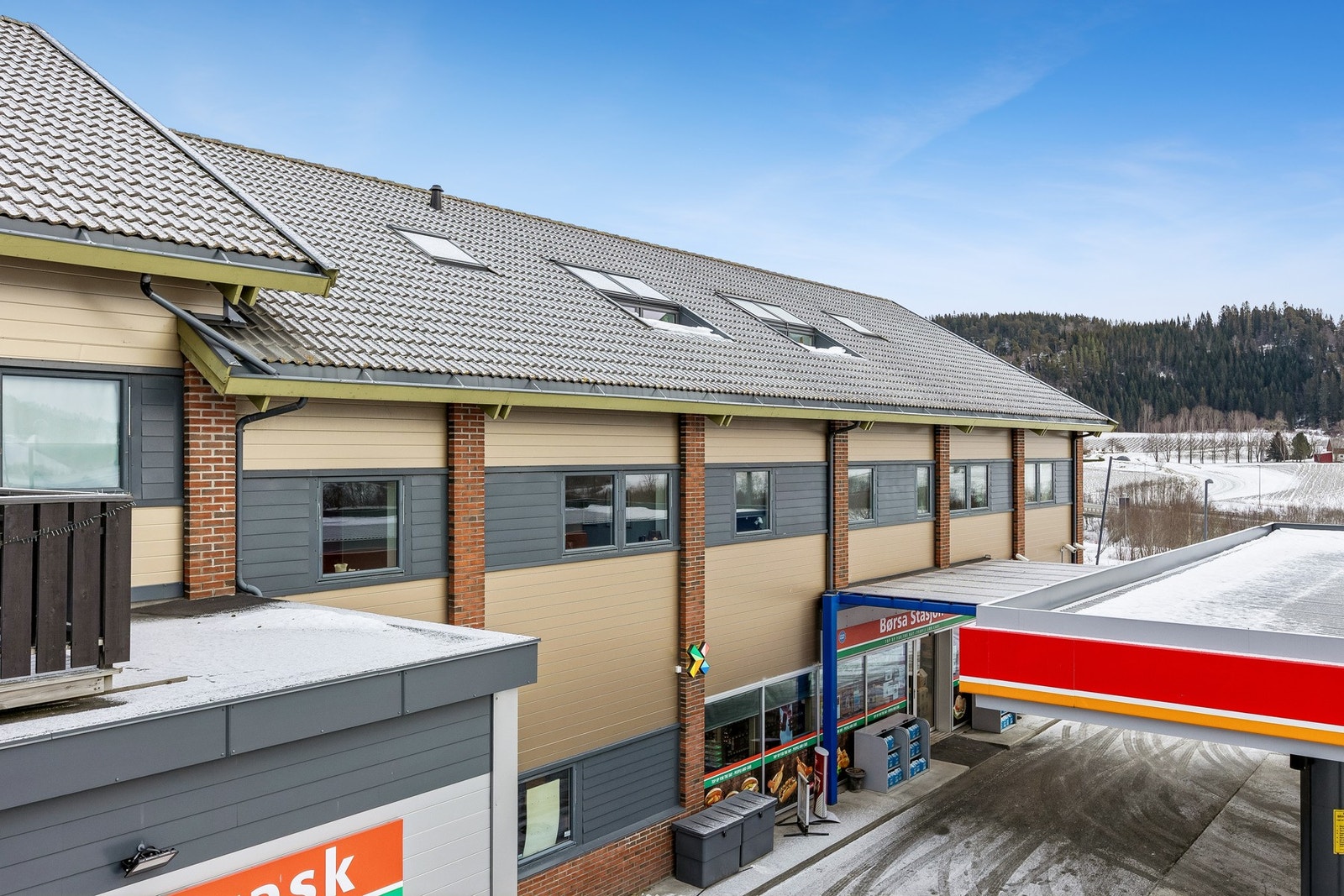 Fra Børsa er det ca 20 min med bil inn til Tiller med flere kjøpesenter, og ca 30 min inn til Trondheim med det meste av fasiliteter. Galleribilde