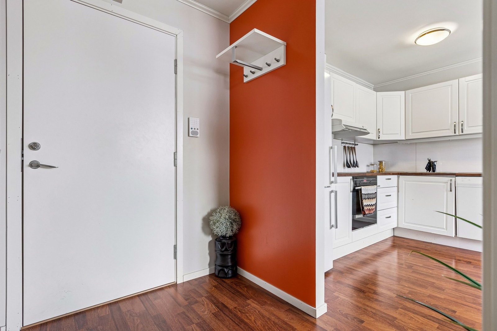 Innbydende entrè med oppheng til yttertøy. Galleribilde