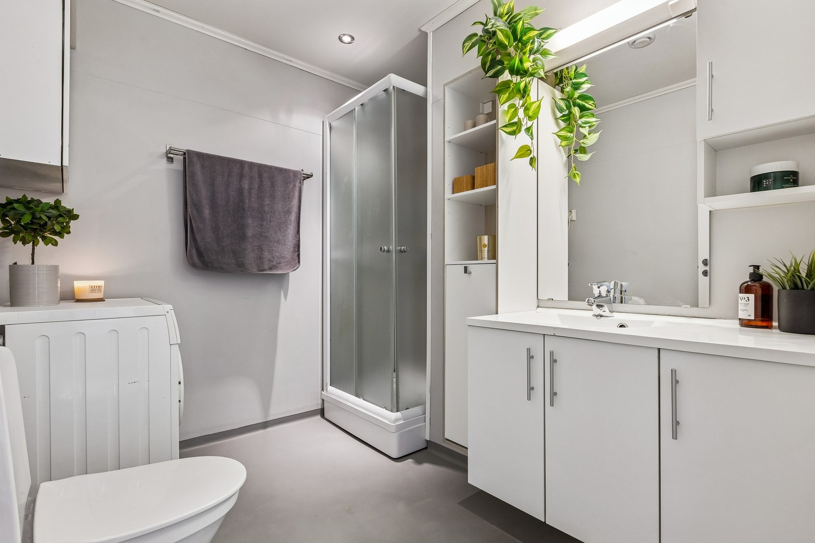 Praktisk baderom med behagelig gulvvarme. Galleribilde