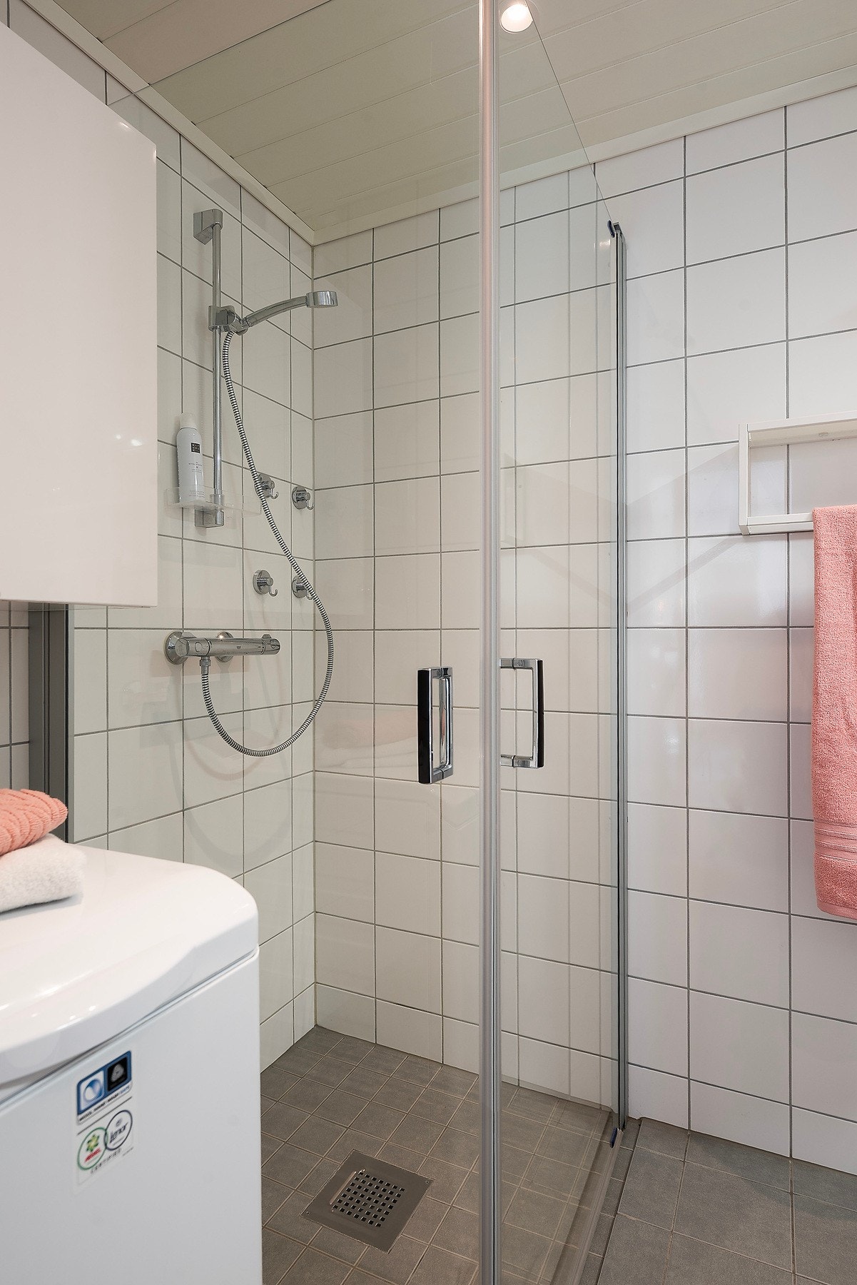 Badet er utstyrt med nedfelt servant, veggmontert toalett, dusjhjørne og opplegg for vaskemaskin. Det er mekanisk avtrekk via sentralt avtrekksanlegg. Galleribilde
