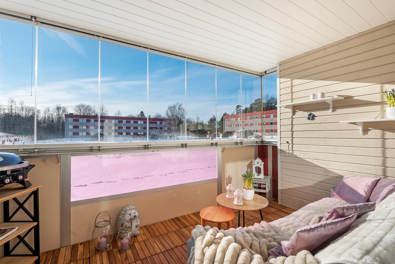 Uteplassen har god plass til sittemøbler. Rekkverk i glass gir åpen utsikt og slipper inn mye lys. Galleribilde