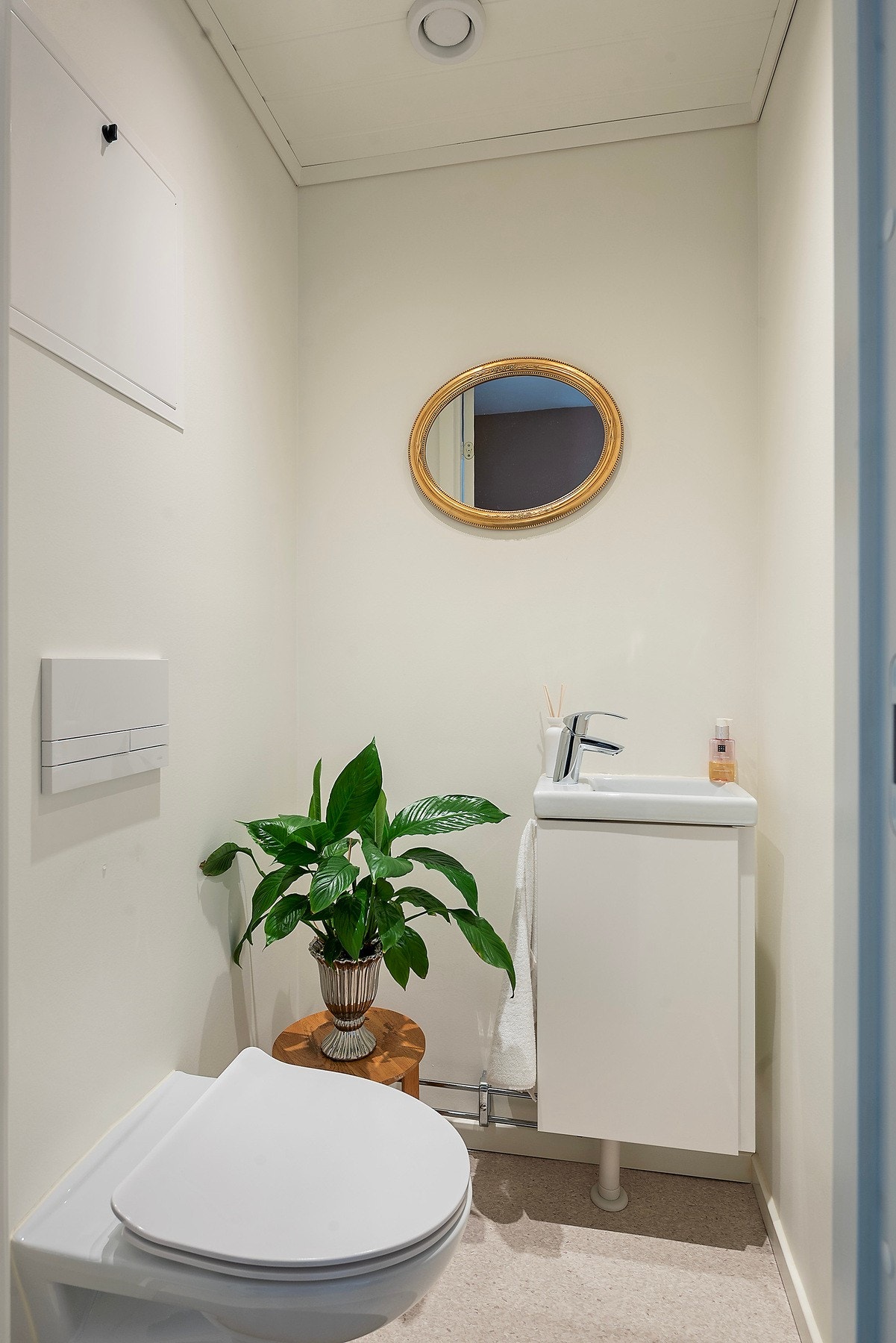 Det separate toalettrommet har lyse overflater og enkel innredning. Servant og speil gir en praktisk løsning. Rommet virker arealeffektivt og lettstelt. En nøytral fargepalett gir et rent uttrykk. Galleribilde