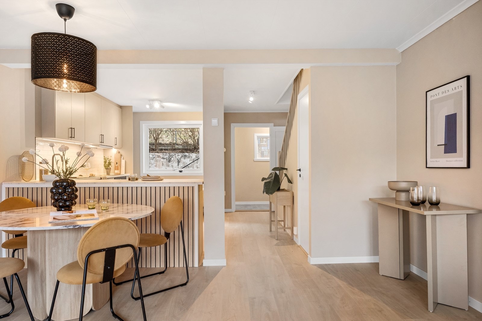 Kjøkkenets halvøy gir et fint skille til rommet, samtidig som at kjøkkenet oppleves sosialt. Galleribilde