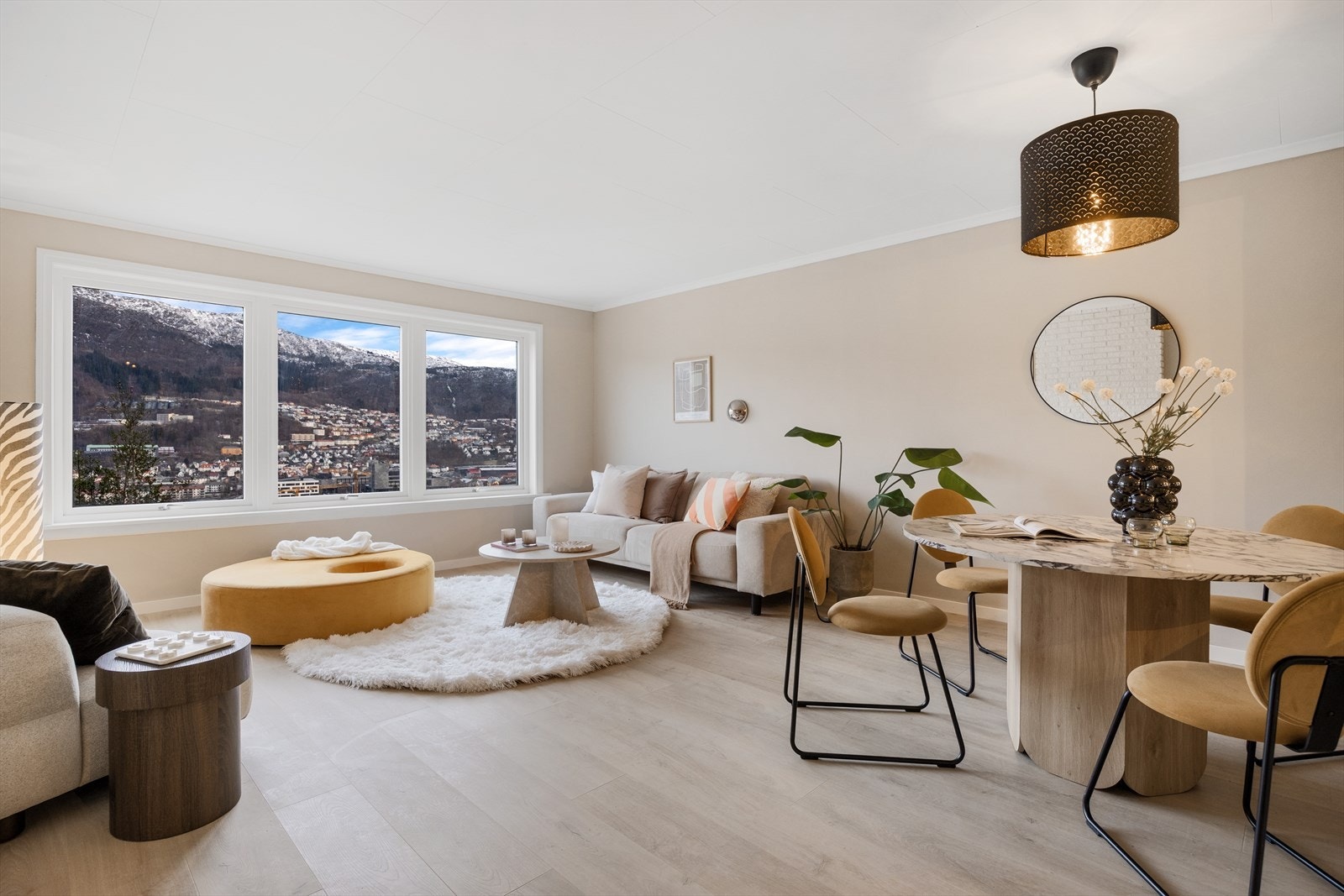 Store vinduer og åpne løsninger sørger for mye lys og en luftig atmosfære. Galleribilde