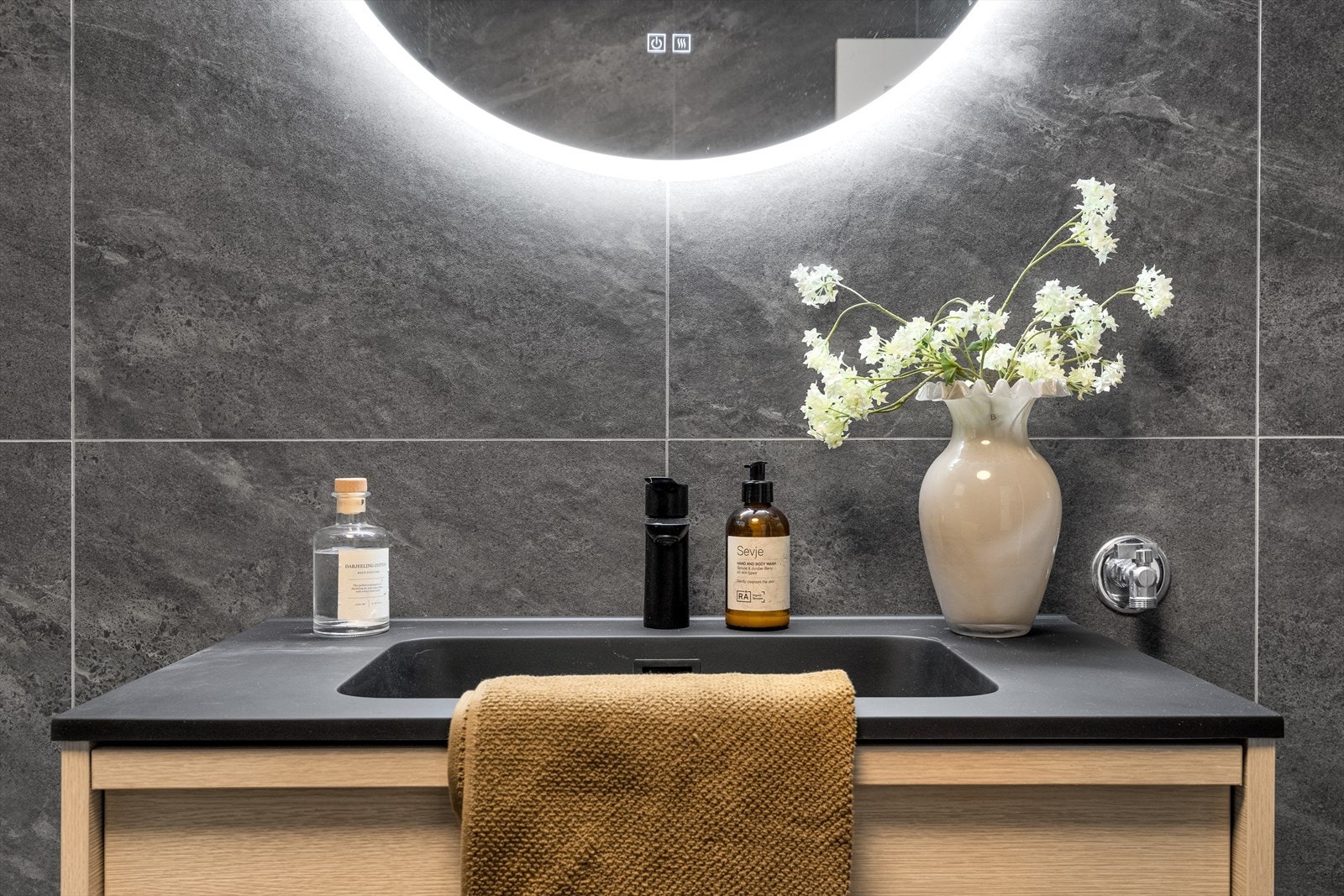 Nydelige materialvalg og opplegg for vaskemaskin og tørketrommel. Galleribilde