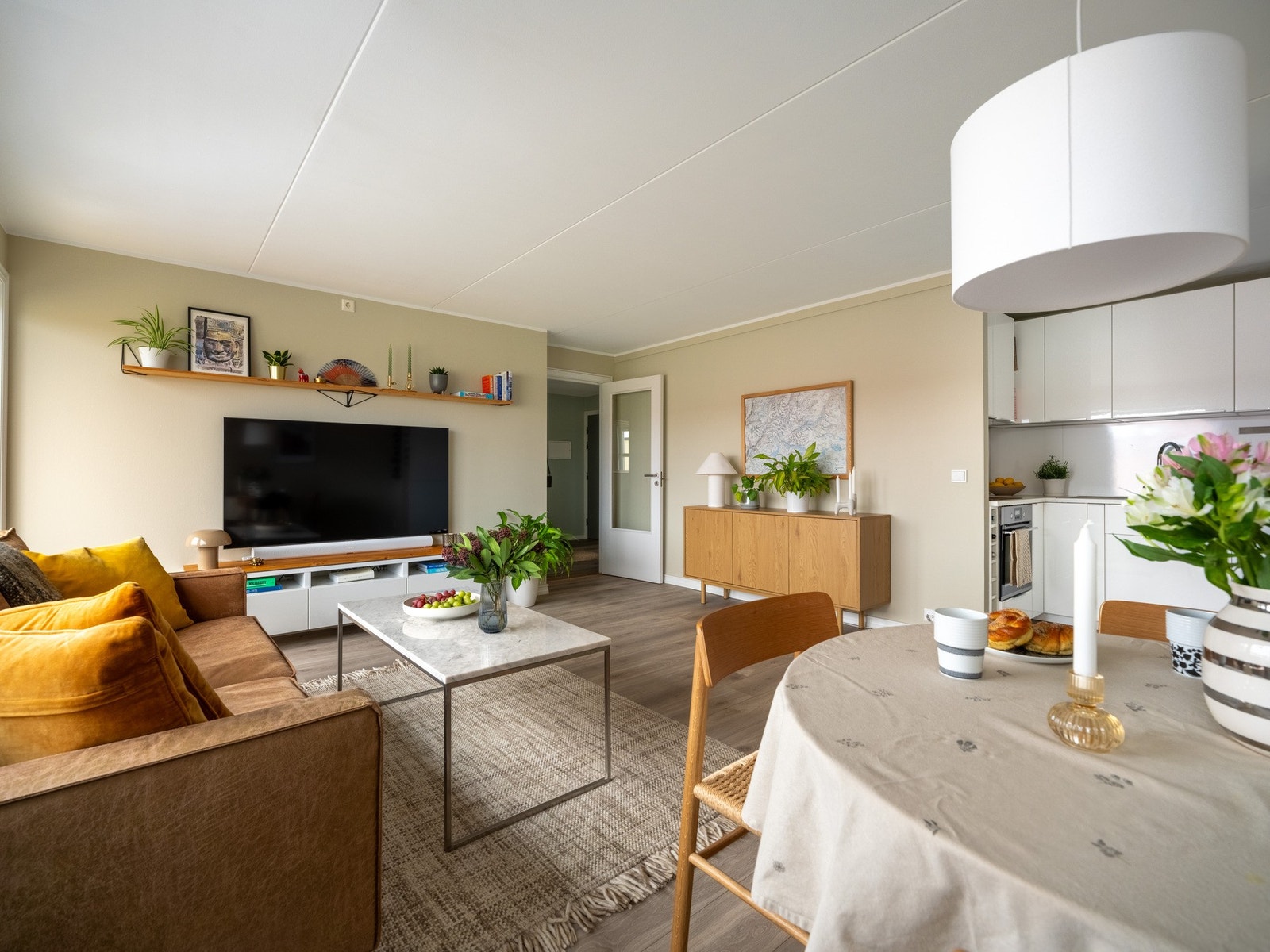 Stuen er stor og romslig med god plass til en større sofagruppe og TV-benk. Det er verdt å nevne at både TV, internett og varmtvann er inkludert i månedlige felleskostnader. Galleribilde