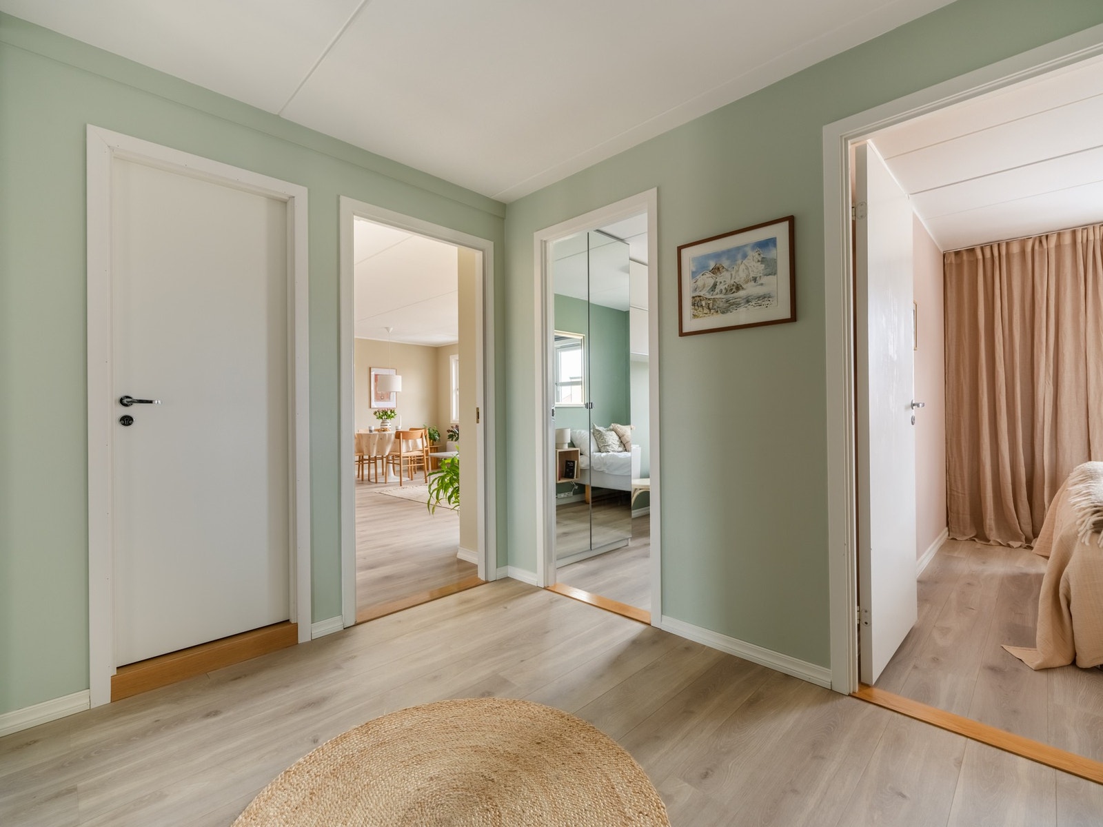 Vel inne igjen går vi videre ut i gangen. Herfra er det inngang til de to soverommene og badet. Galleribilde