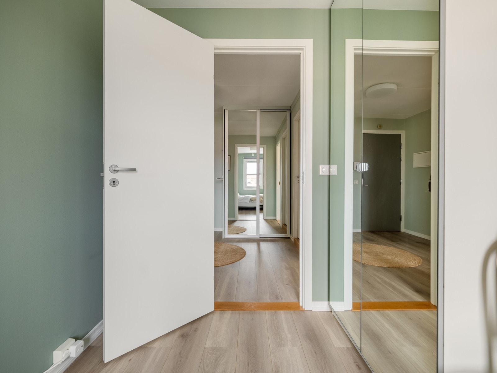 Det er lagt samme gulv i alle rom (utenom bad) som gir en helhet i leiligheten. Galleribilde