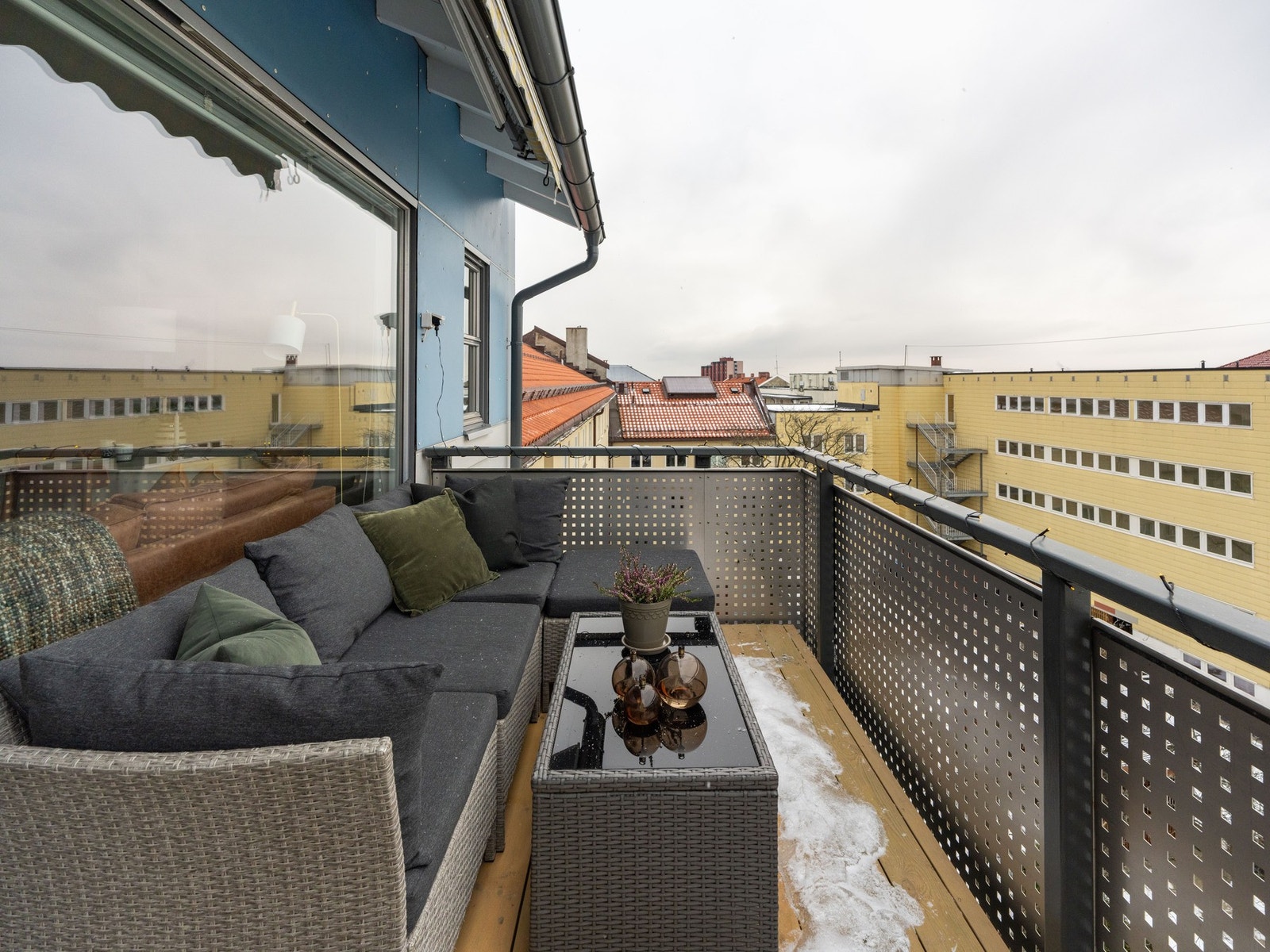 Med et areal på 7 m² er det god plass til en større utegruppe, beplantning og grill. Galleribilde