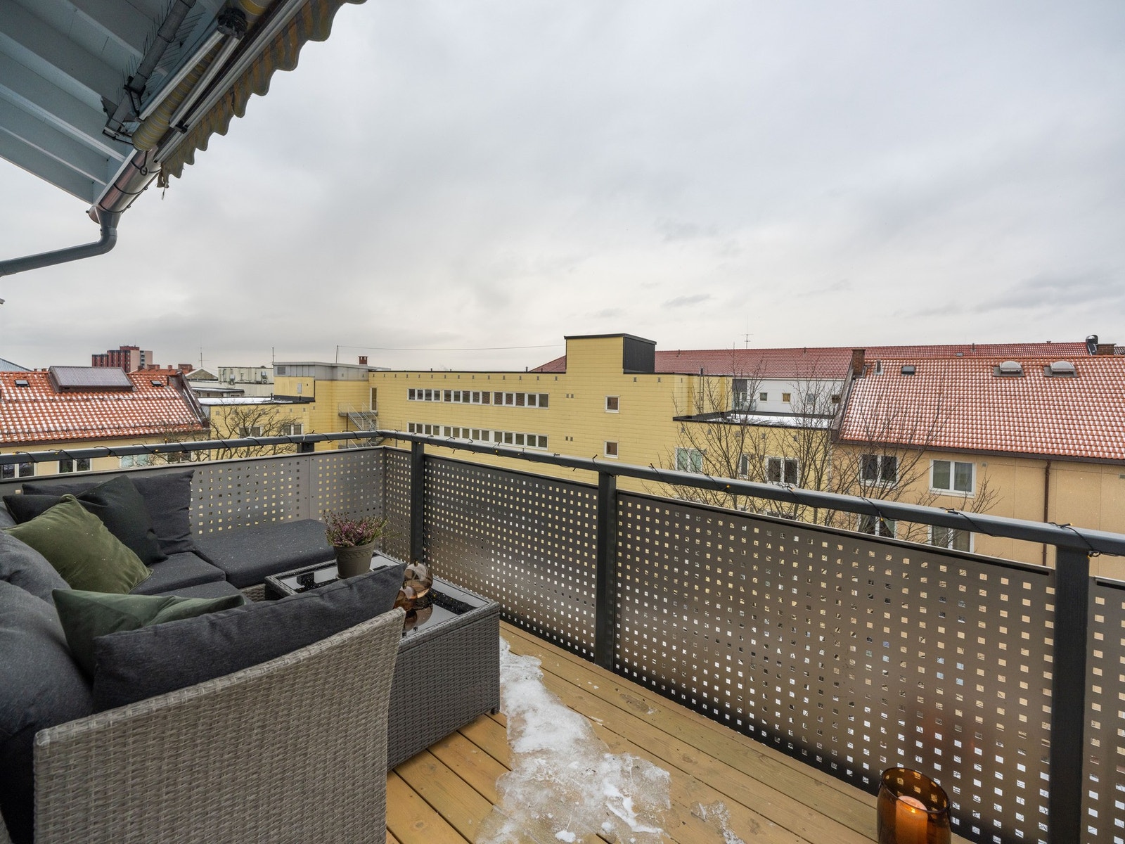 Den store balkongen vender mot nordvest inn mot en skjermet bakgård. Galleribilde