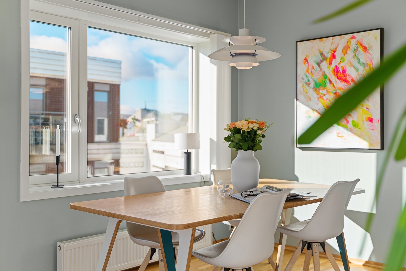 Rikelig med plass til stort spisebord med stoler. Galleribilde