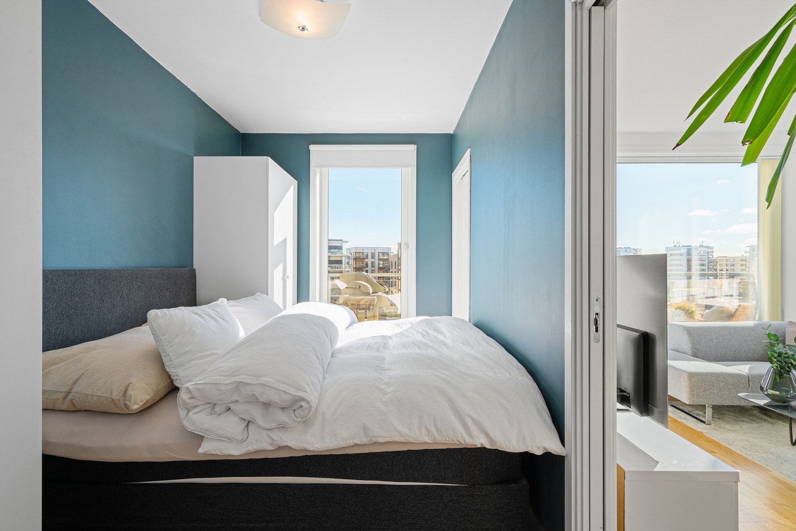 Hovedsoverom av god størrelse. Tilkomst via skyvedører på hver side. Galleribilde