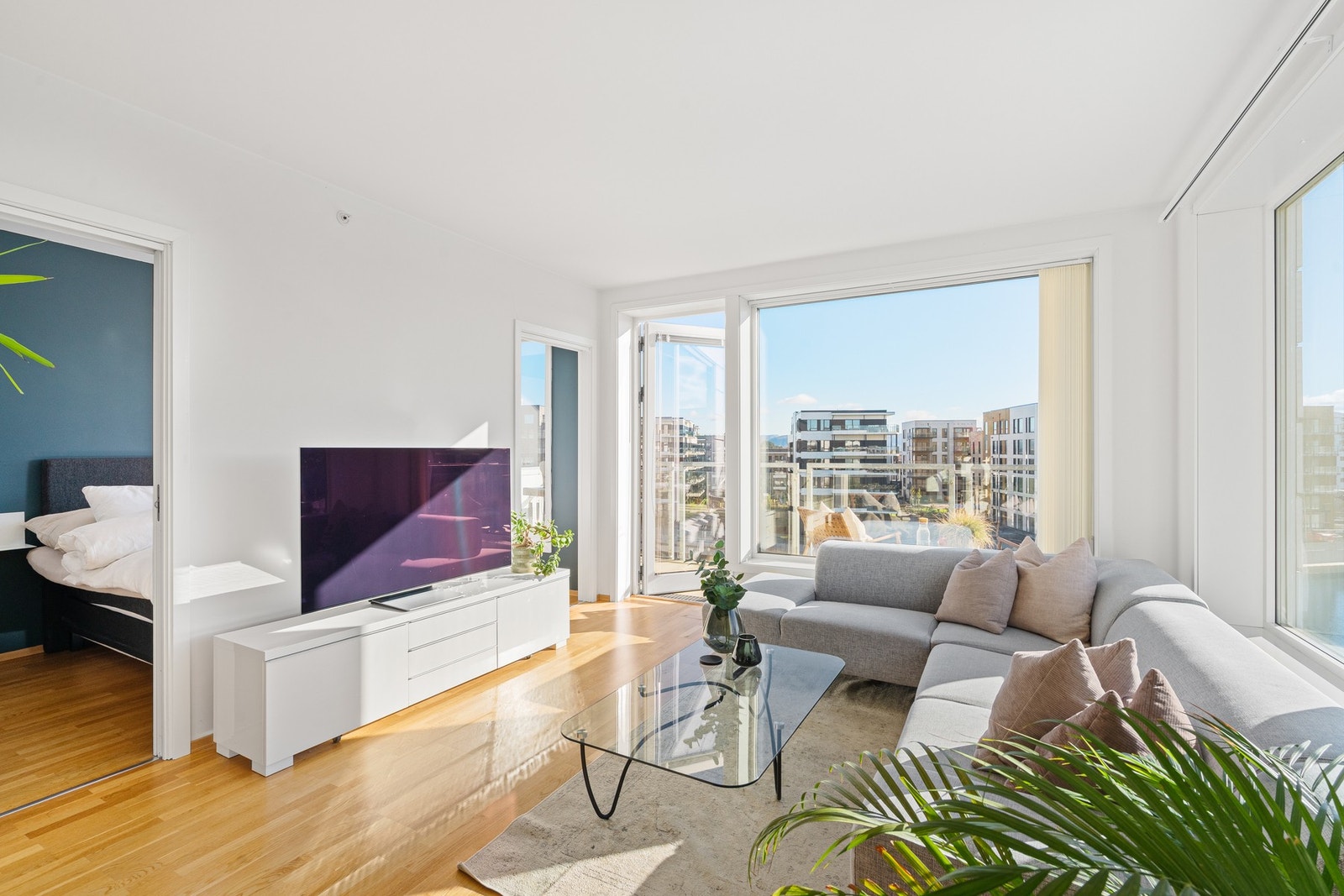 Leiligheten har en praktisk og gjennomtenkt planløsning med åpen stue- og kjøkkenløsning, to gode soverom og praktiske oppbevaringsmuligheter. Galleribilde