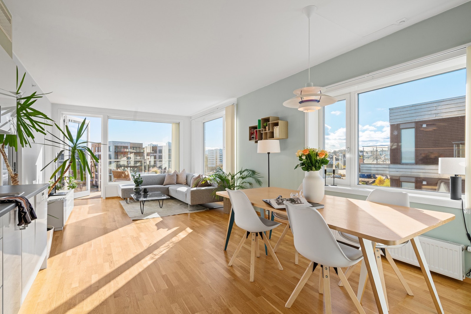 Stue- og kjøkken i åpen løsning. Galleribilde