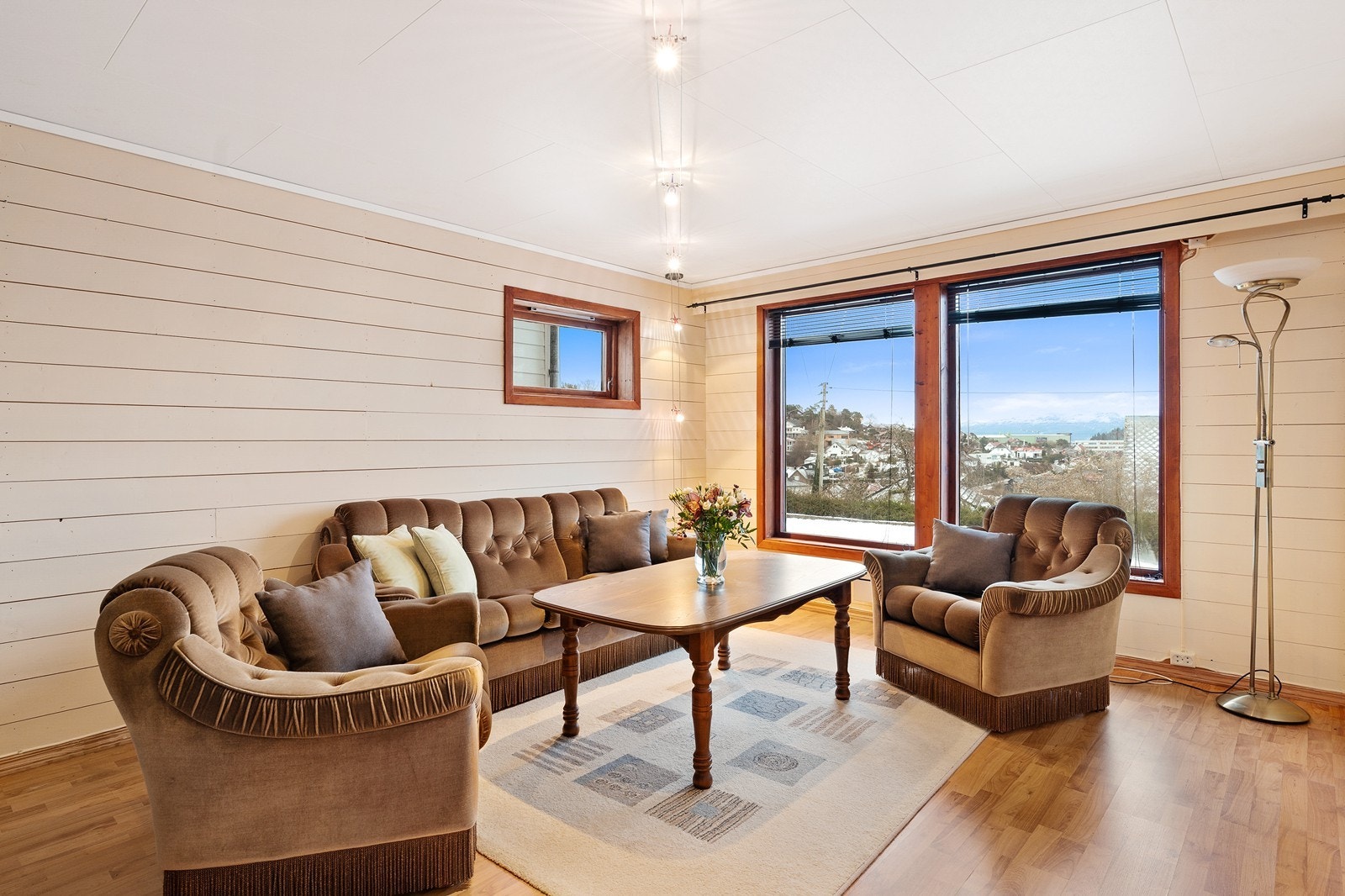 Kjellerstuen er trivelig med panelte vegger og vinduer som gir godt lysinnslipp. Galleribilde