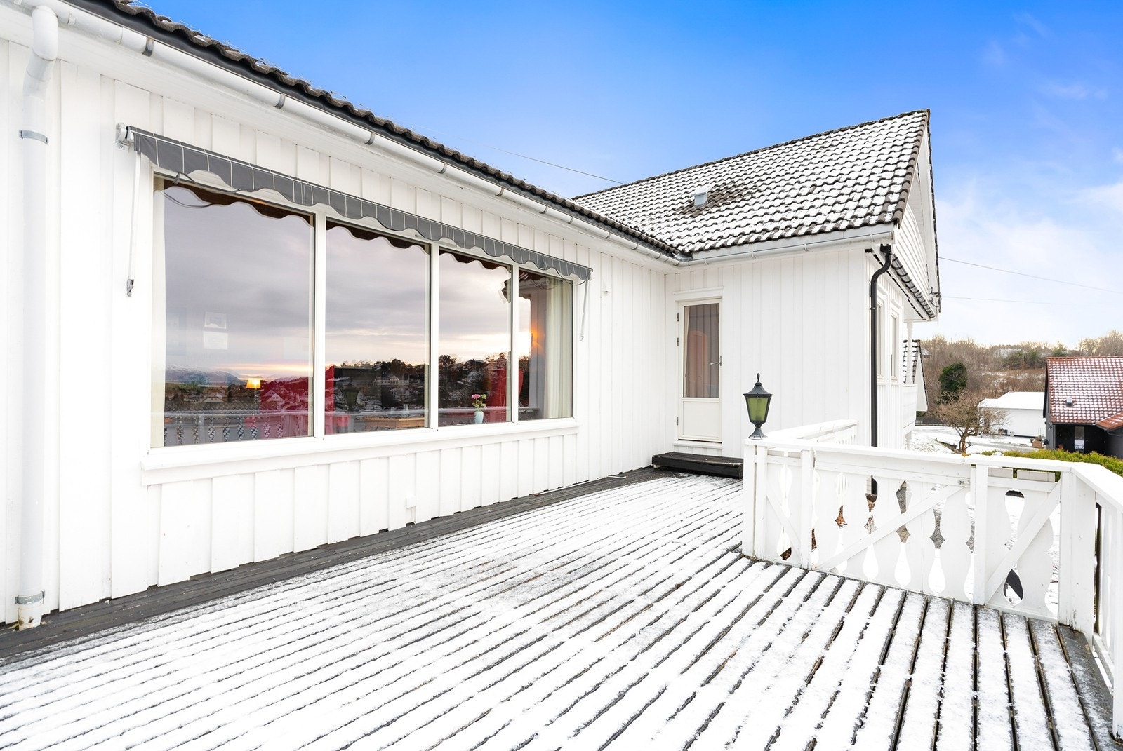 Romslig terrasse med utgang fra kjøkken Galleribilde