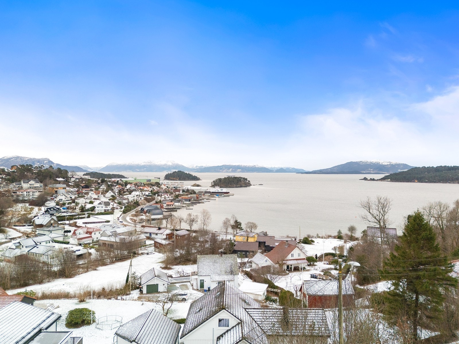 Eiendommen har en svært sentral beliggenhet, med ca. 15 minutters gangavstand til Leirvik sentrum med alle fasiliteter. Galleribilde