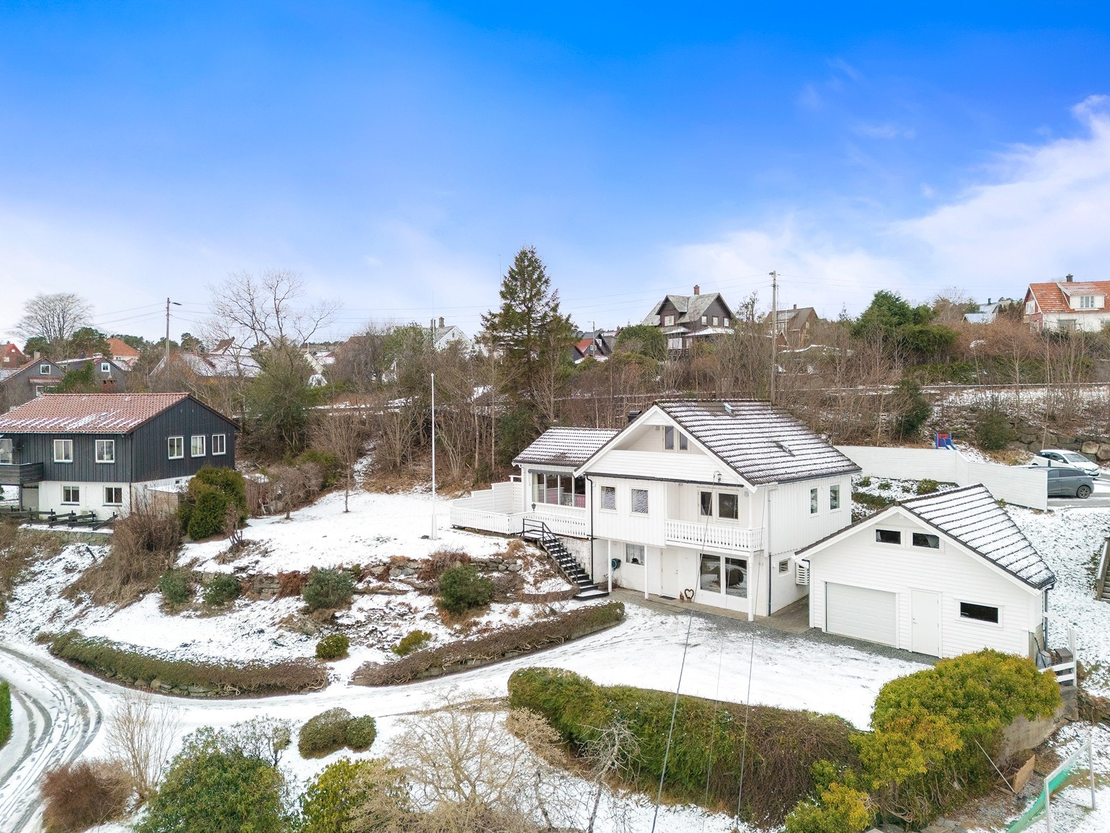 En innholdsrik enebolig over tre plan, oppført ca. 1970, med praktisk planløsning og flere oppholdsrom som gir god plass til hele familien. Galleribilde