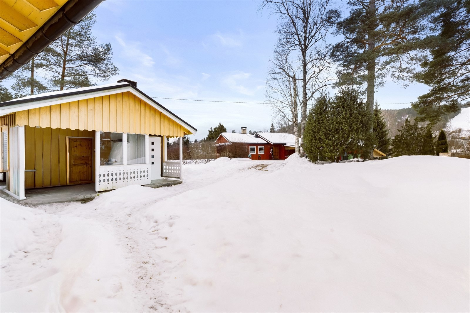 Hagen har god plass for utendørs aktiviteter og er omgitt av trær som gir naturlig skjerming. Galleribilde