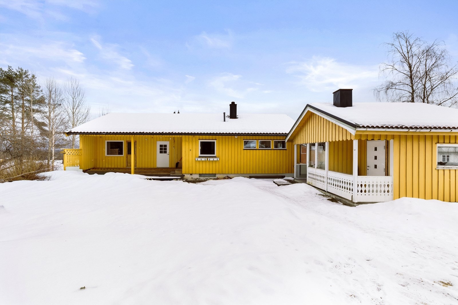 Tomten har parkering i integrert garasje og på egen oppkjørsel. Galleribilde