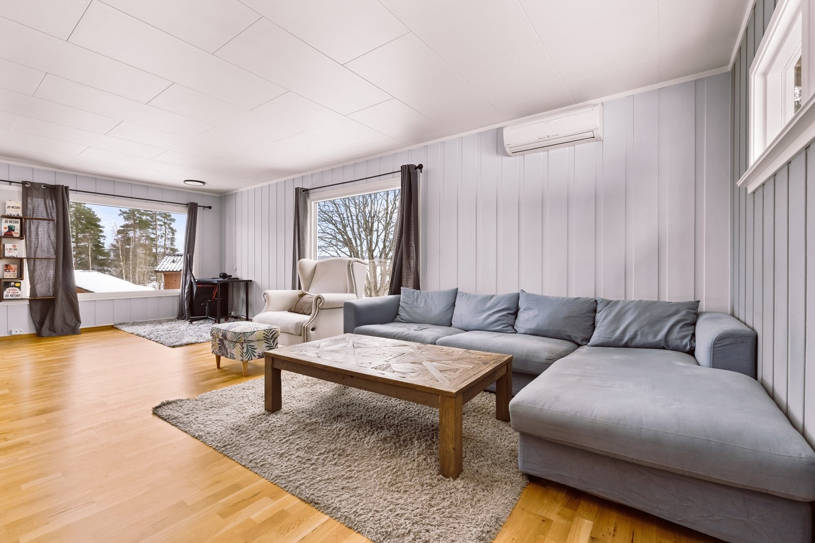 Effektiv oppvarming med peis i stuen og varmepumpe. Galleribilde