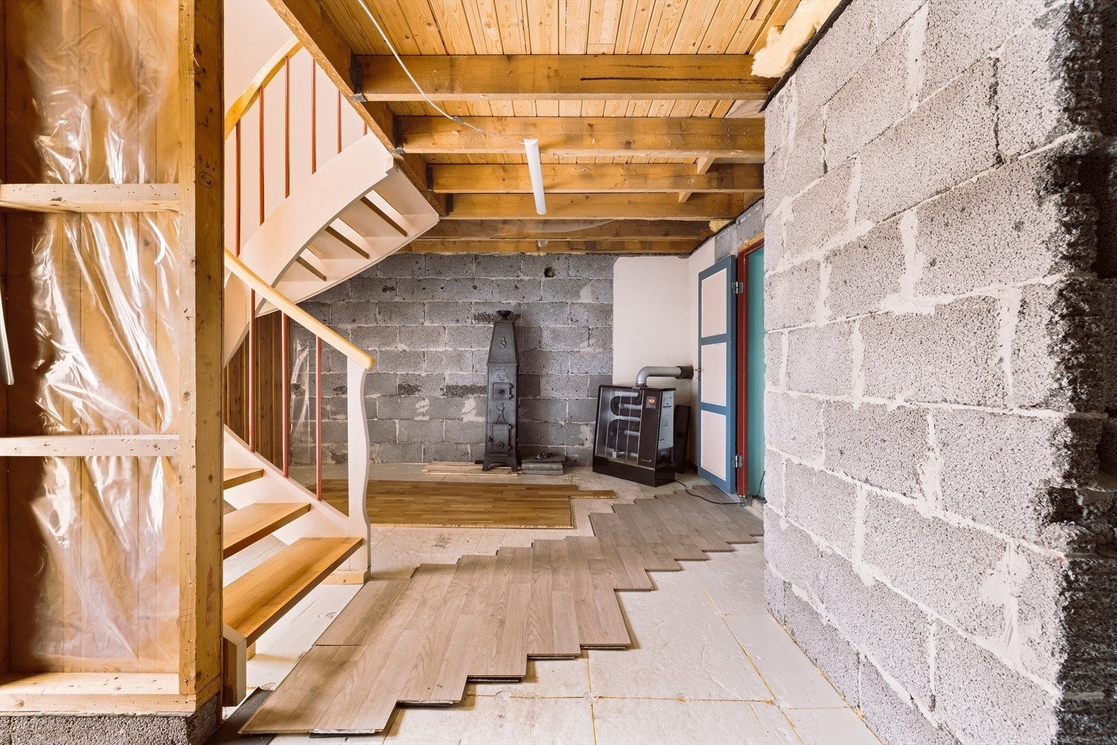 Underetasjen er under oppussing med synlig grunnmur og uferdig gulv, noe som gir muligheter for tilpasning. Galleribilde