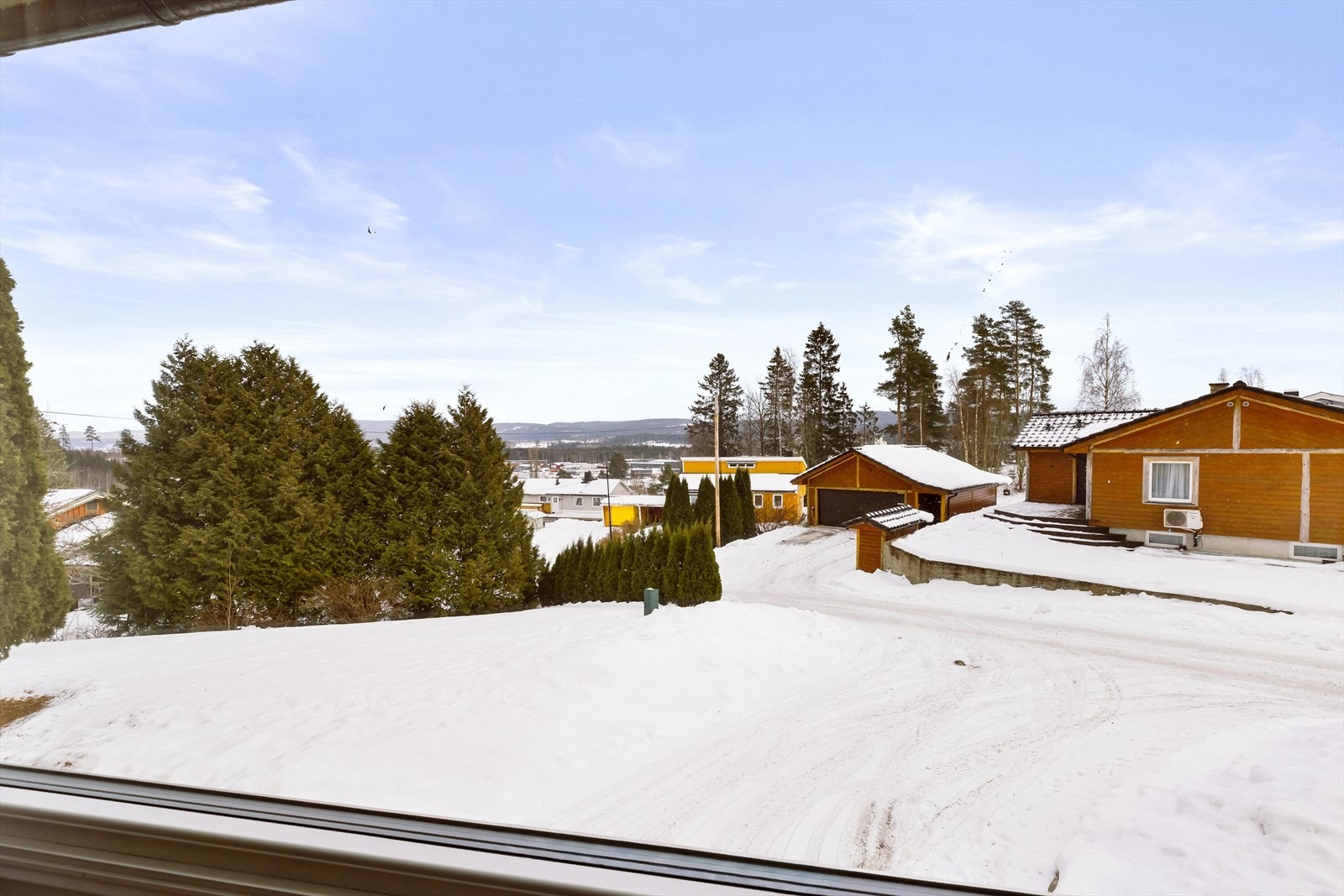 Utsikt fra eiendommen gir inntrykk av et rolig nabolag med rikelig med grøntområder. Galleribilde