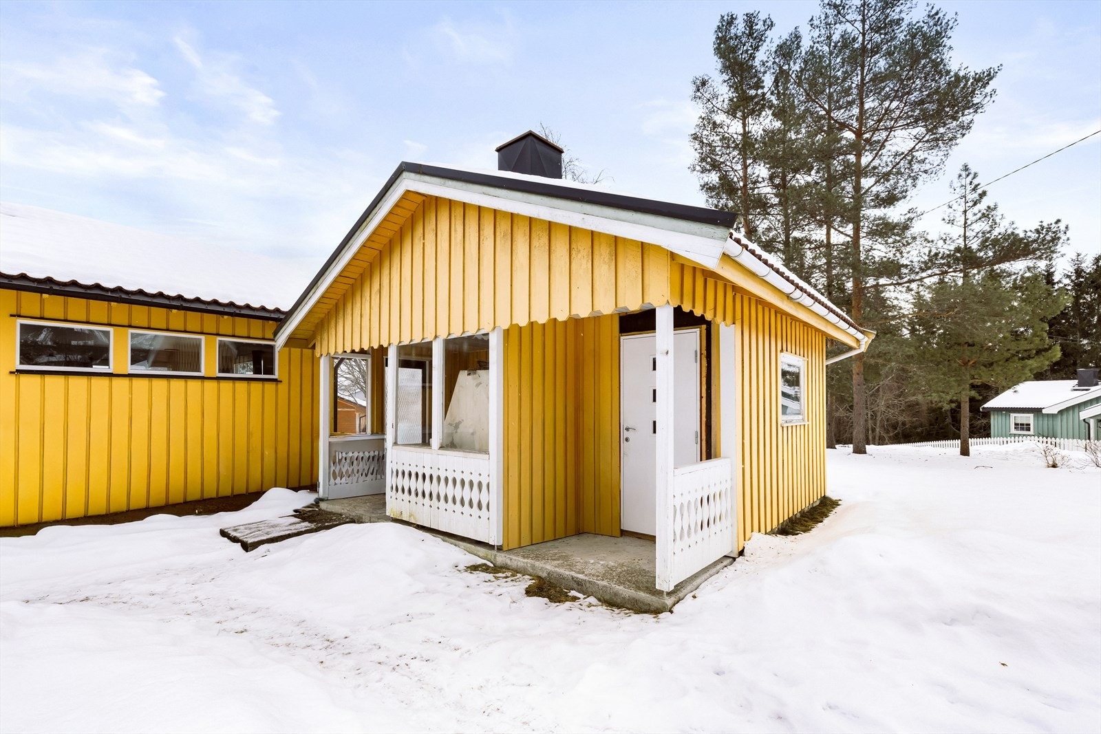 Anneks med støpt gulv og trekonstruksjoner gir ekstra oppbevaringsplass. Galleribilde