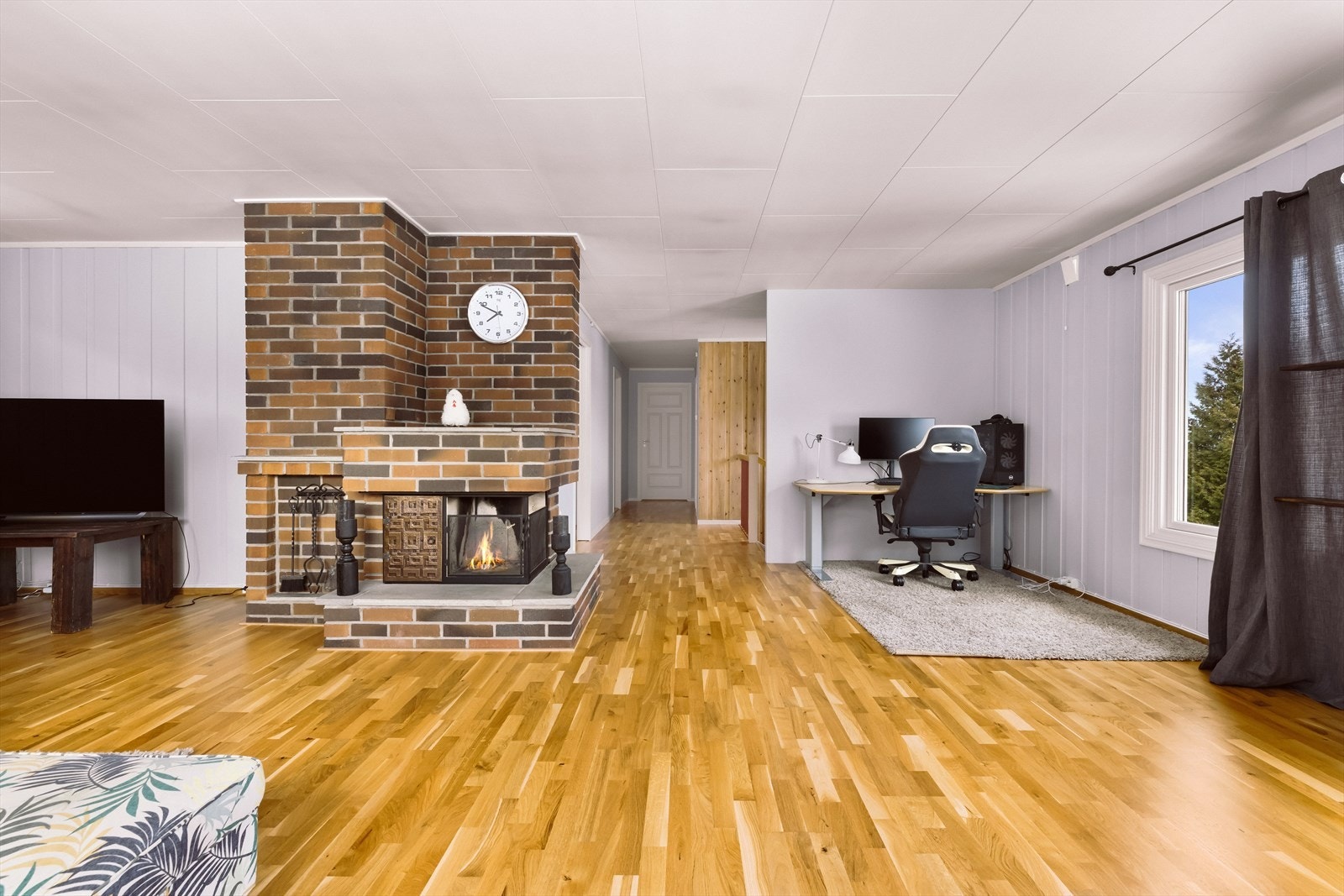 Peis i stuen gir en lun atmosfære og effektiv oppvarming. Galleribilde