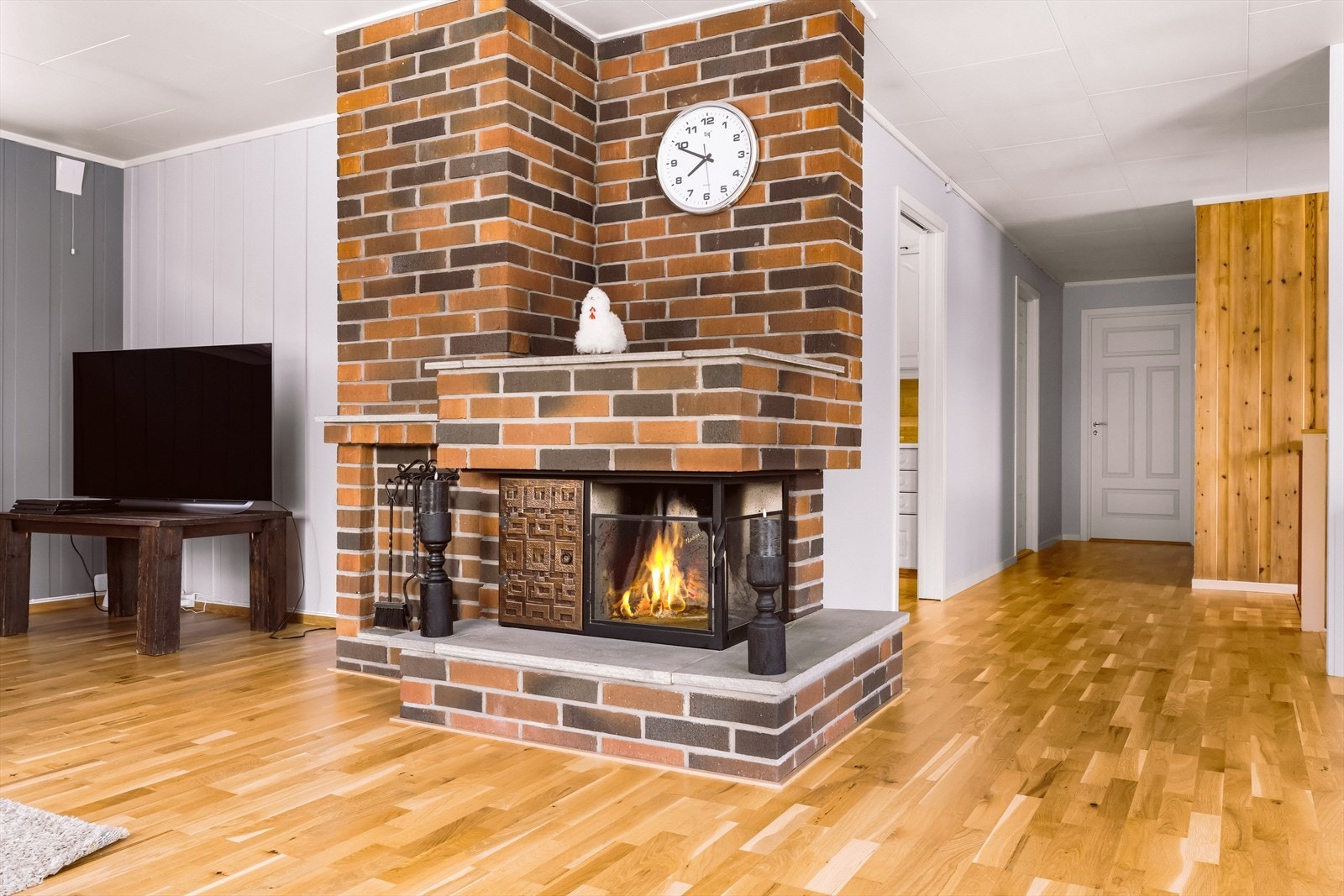 Peisen er et sentralt element i rommet og gir god varmefordeling. Galleribilde