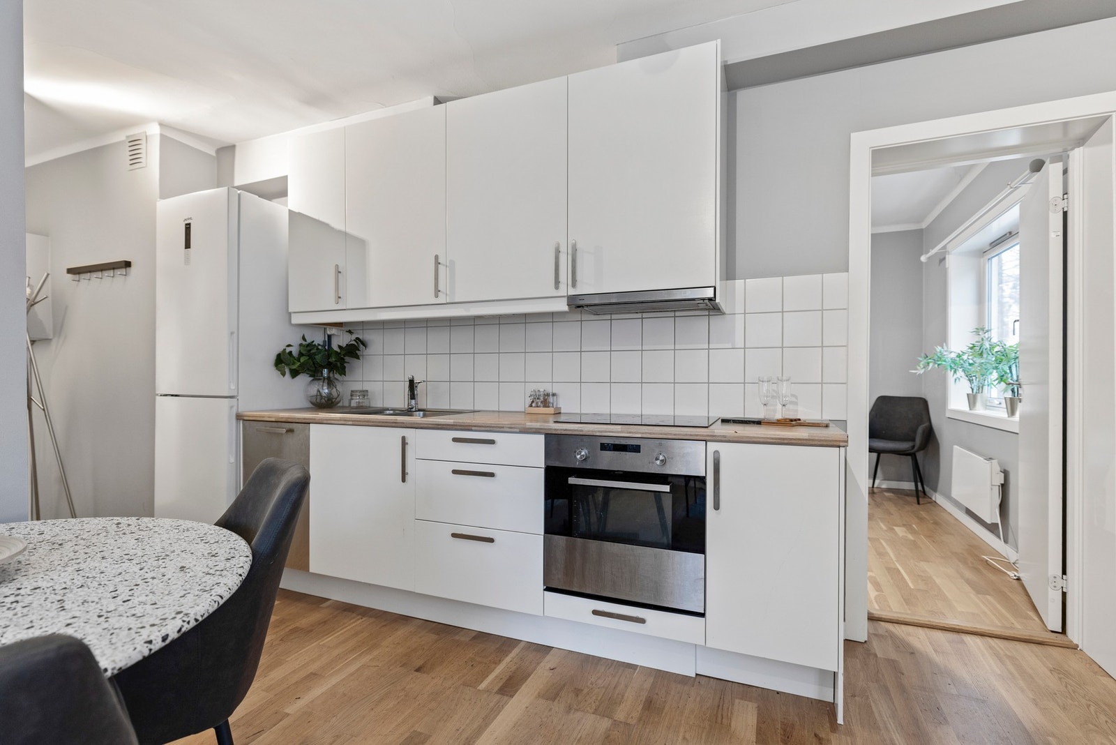 Her er det enkelt å sette ditt eget preg på leiligheten med f.eks nye kjøkkenhåndtak og eventuelt nye fronter. Galleribilde