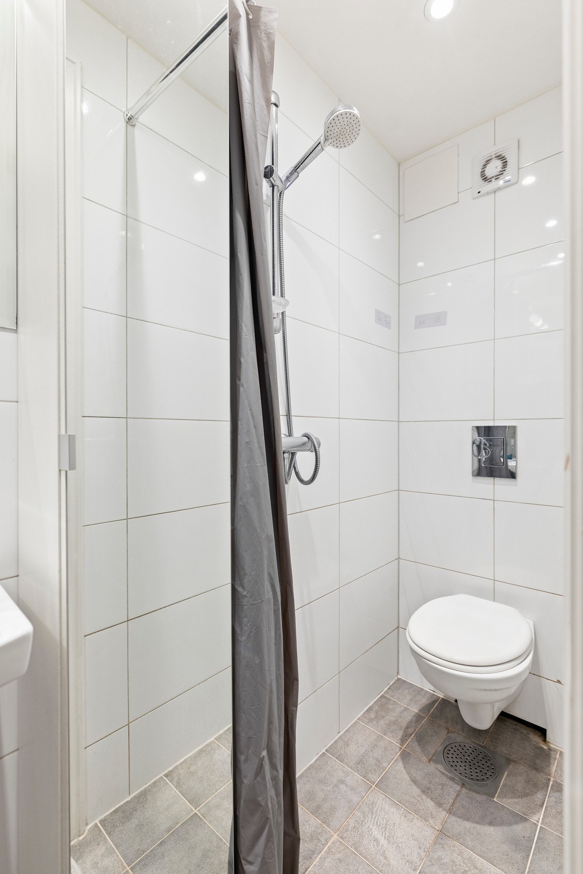 Baderom med varmekabler. Enkelt å sette inn dusjvegg og nye armaturer for et mer oppgradert uttrykk. Galleribilde