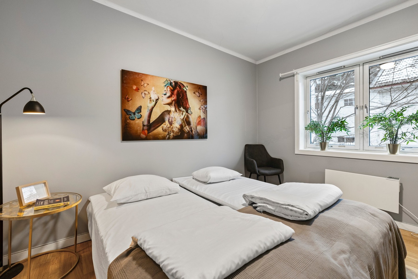 Moderne, slette overflater og lunt parkettgulv. Galleribilde