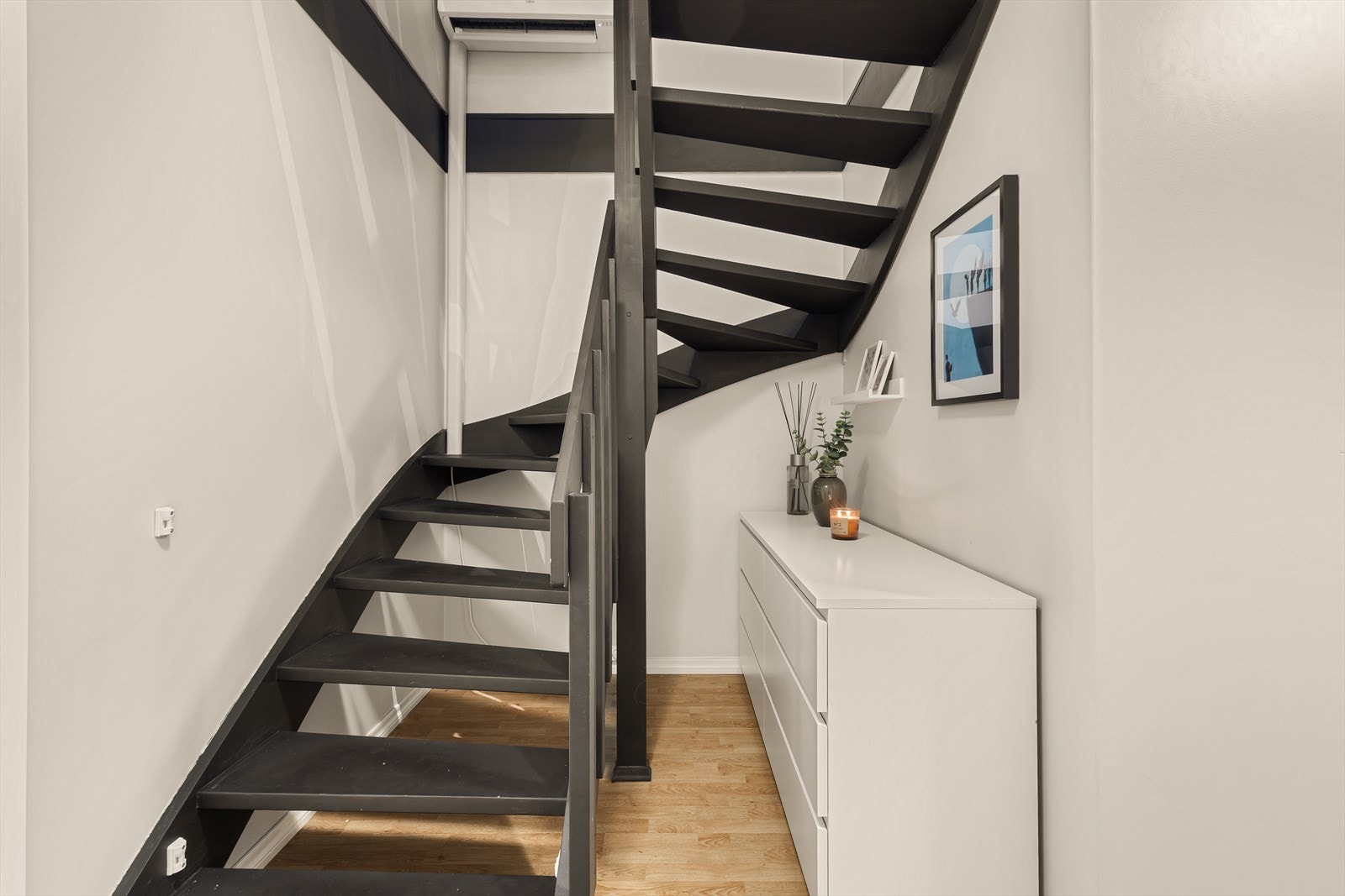 Underetasjen inneholder gang med trapp, bod, vaskerom, bad og 2 soverom. Galleribilde