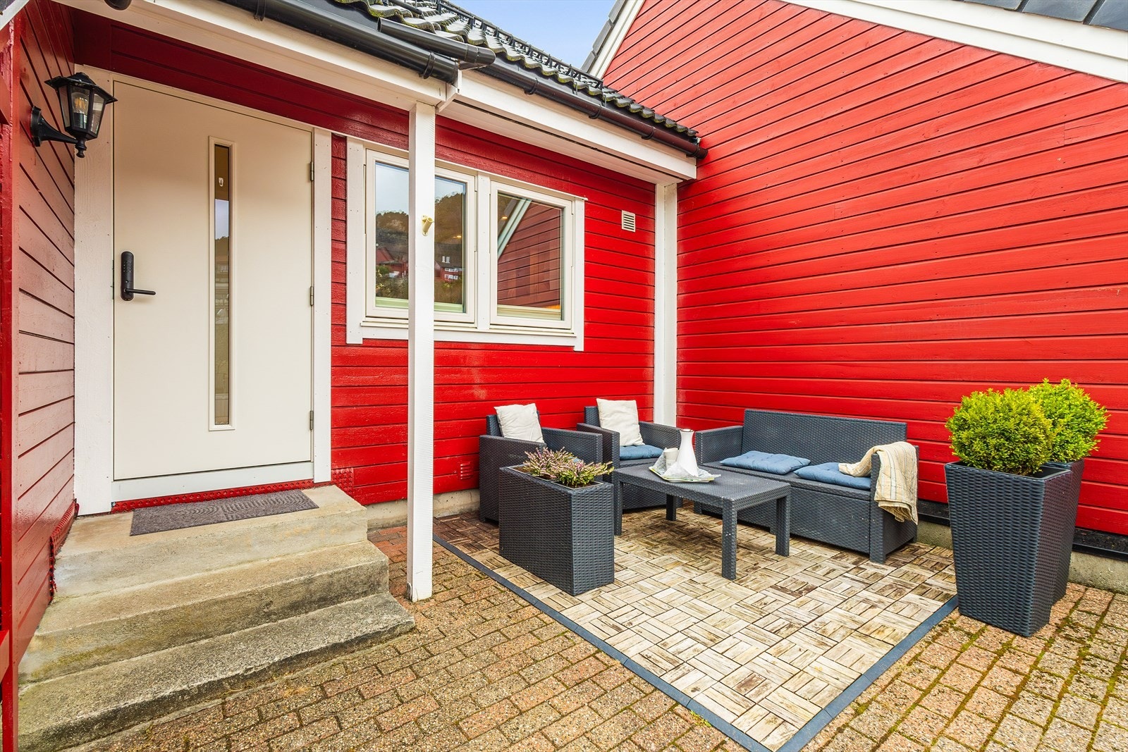 Pent opparbeidet inngangsparti med veranda. En lun kosekrok med morgen- og formiddagssol. Galleribilde