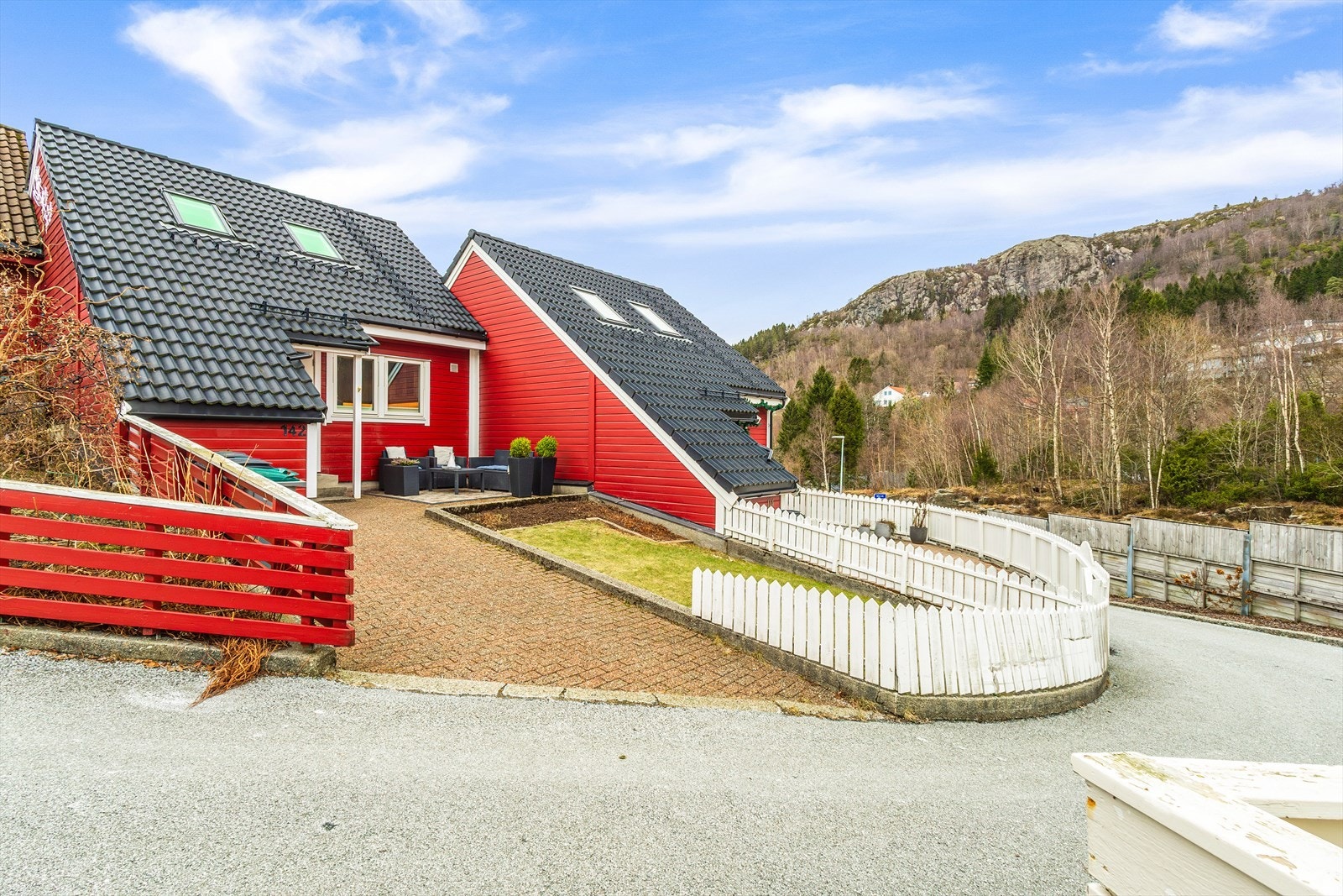 Man ankommer boligen via et pent, overbygd inngangsparti. Galleribilde