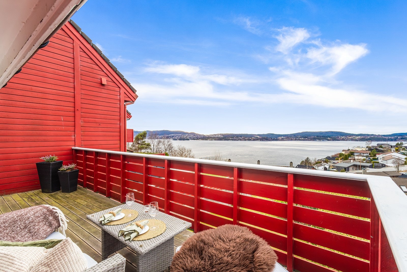 Eiendommen har svært gode solforhold og fin utsikt over Byfjorden, Askøy og omkringliggende områder. Galleribilde