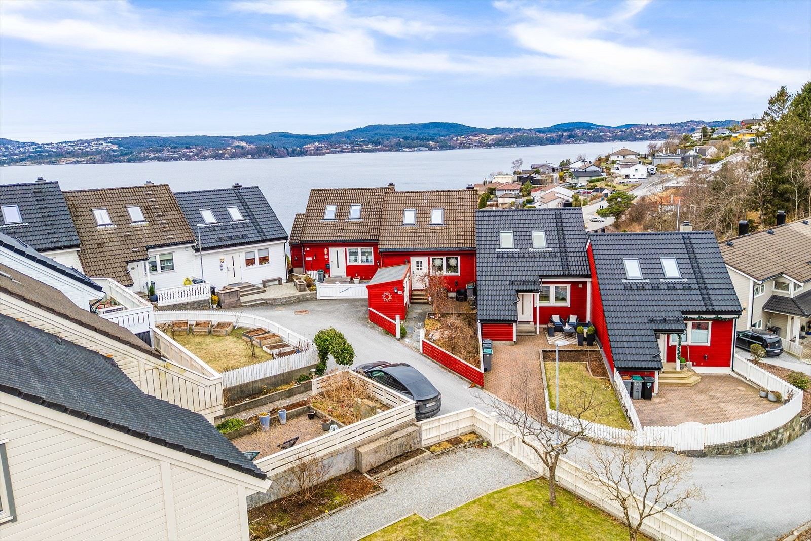 Boligen har en meget barnevennlig beliggenhet i et bilfritt gatetun, hvor barna trygt kan leke. Galleribilde